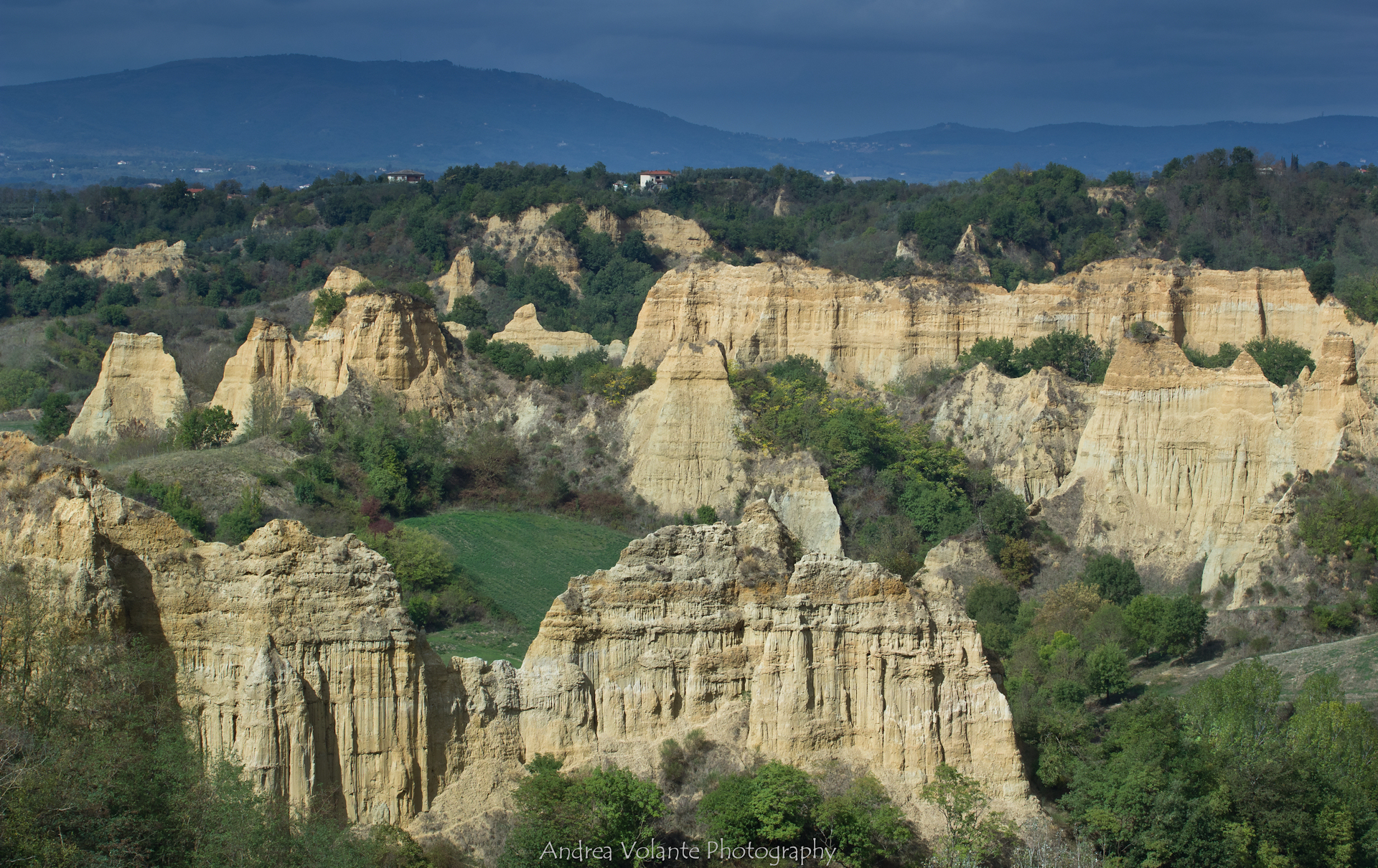 Le Balze ..calanchi d'arenaria in terra di Valdarno.