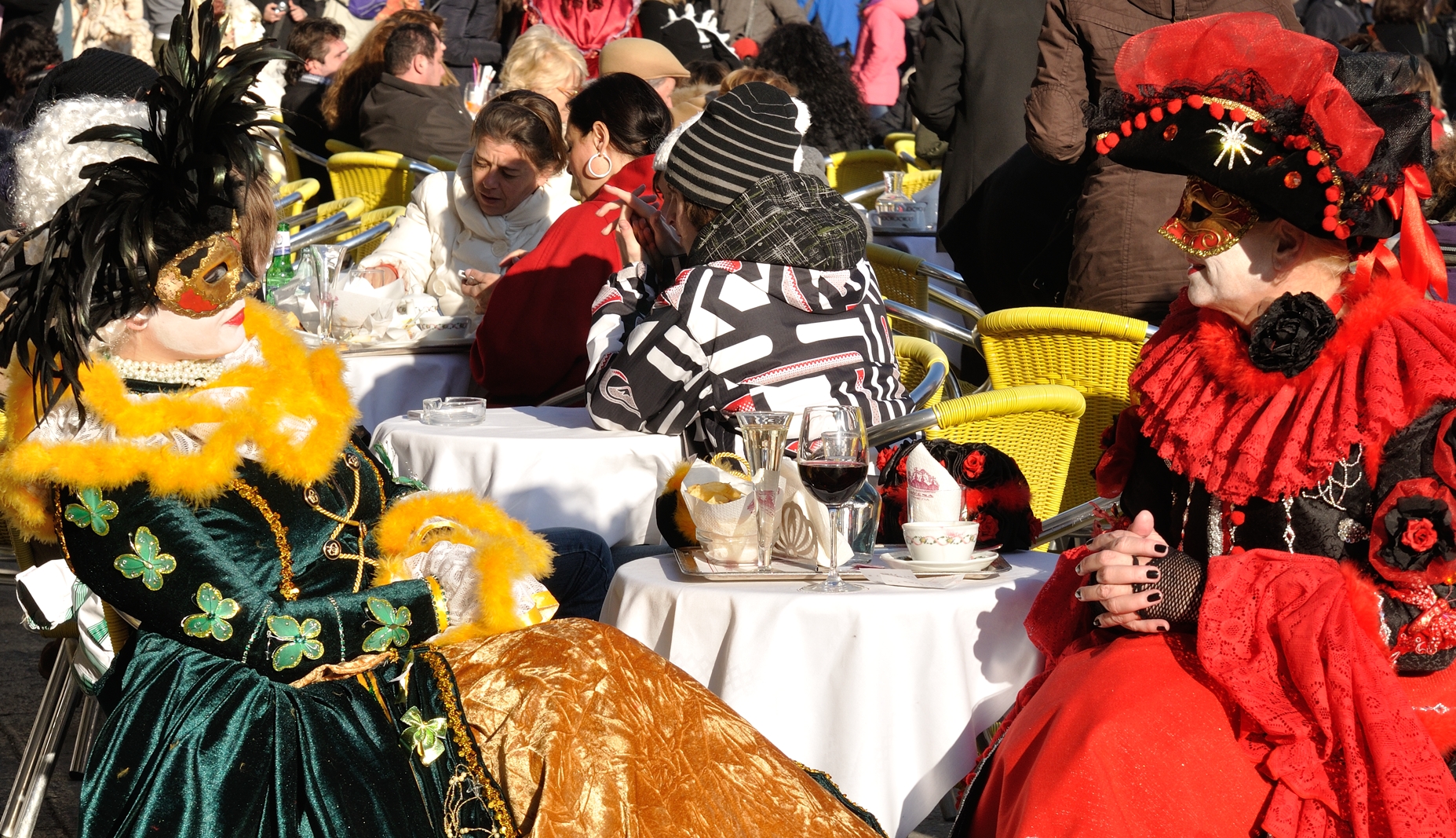 Due ... tra la folla (quatro ciàcoe in piàssa)