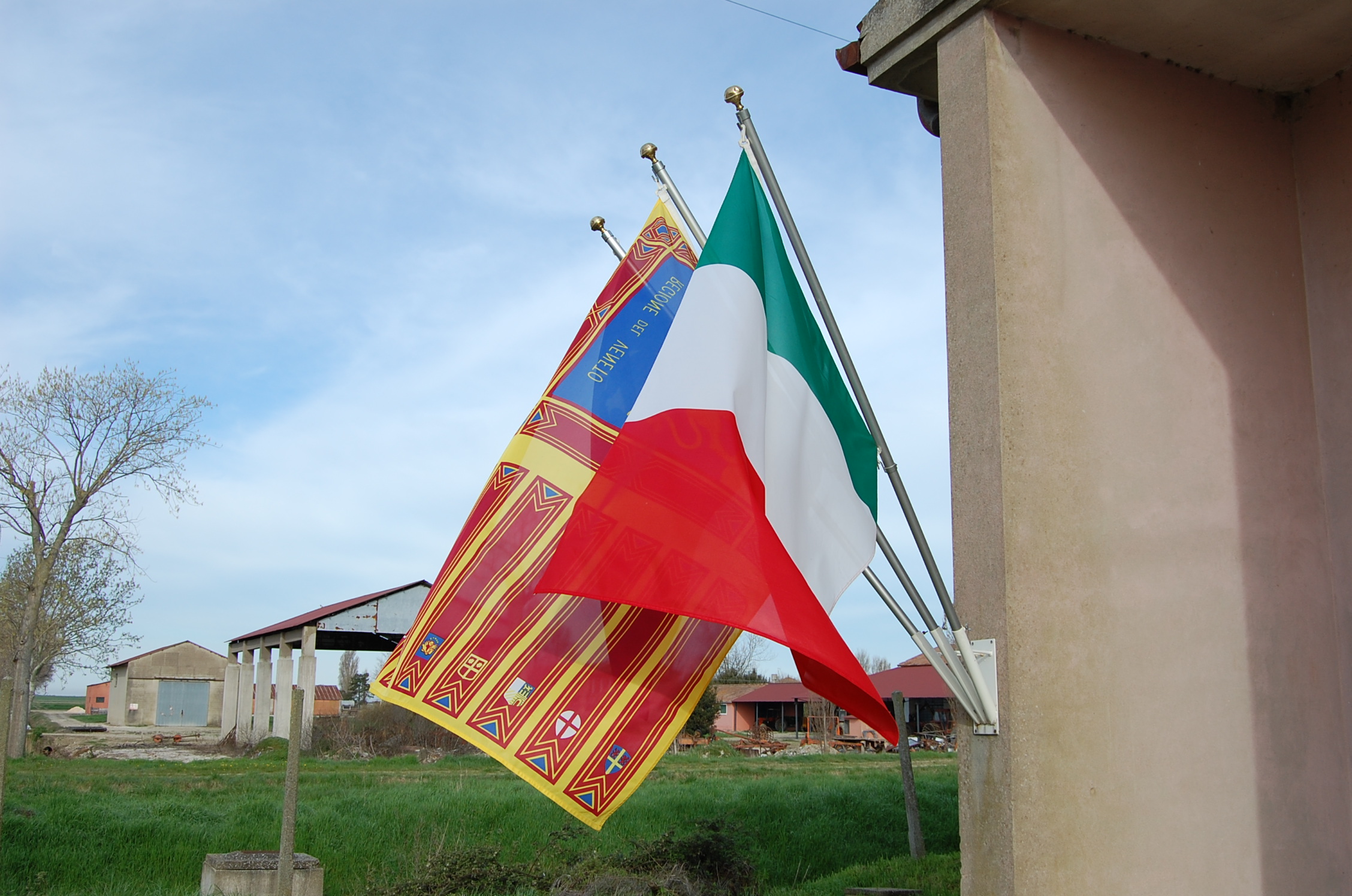 Bandiere all'esterno dei seggi elettorali