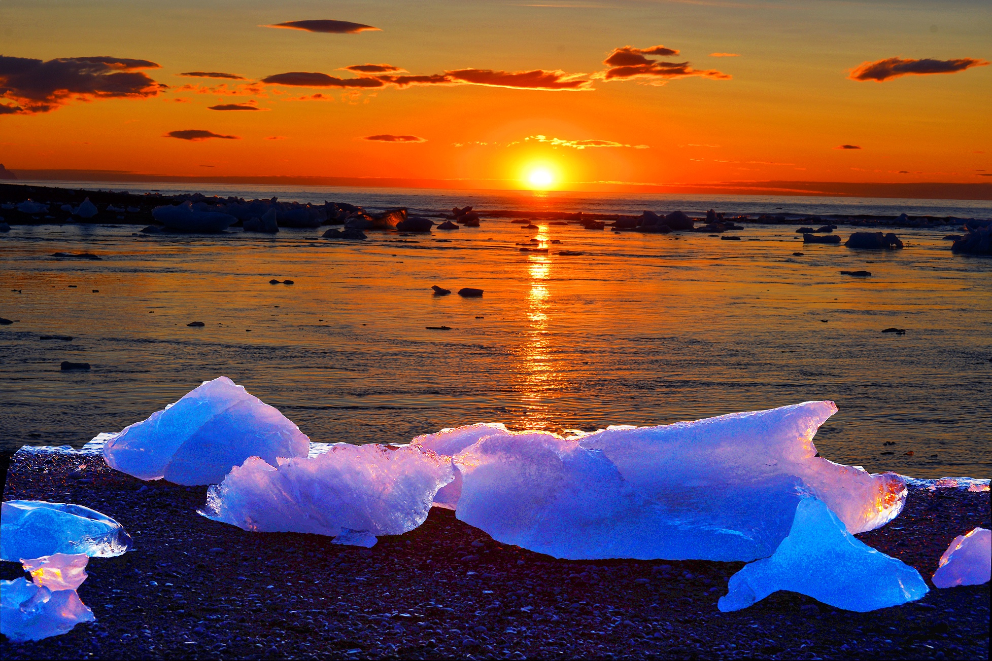 Sunrise on the Diamond Beach, Jokursarlon (Iceland