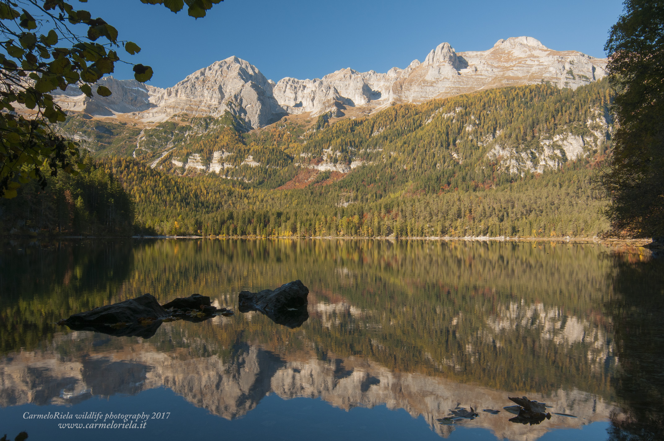 Lago di Tovel in veste autunnale