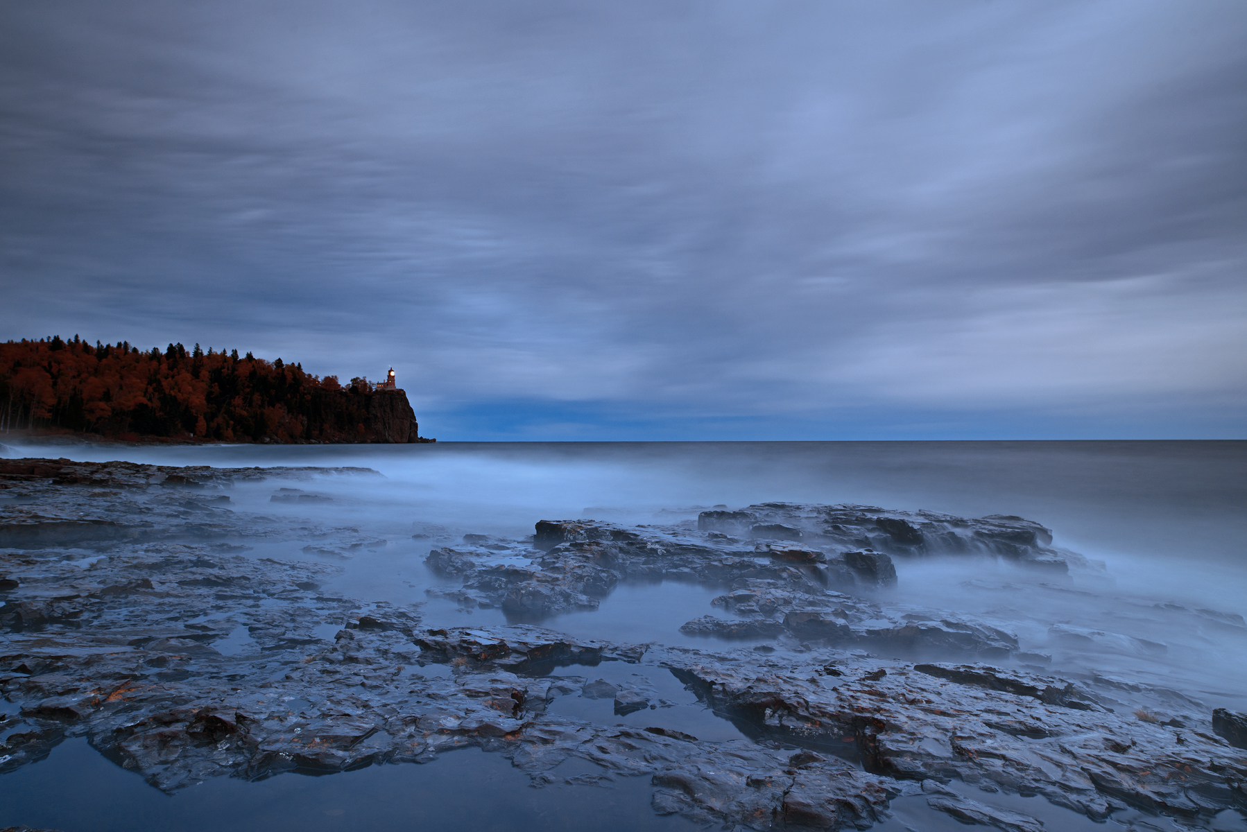 Lighthouse Beacon di Rock Split Rock a Twilight