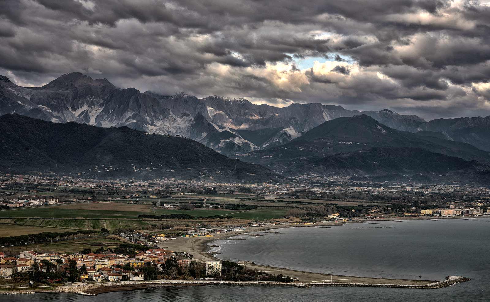 Piana di Luni a primavera