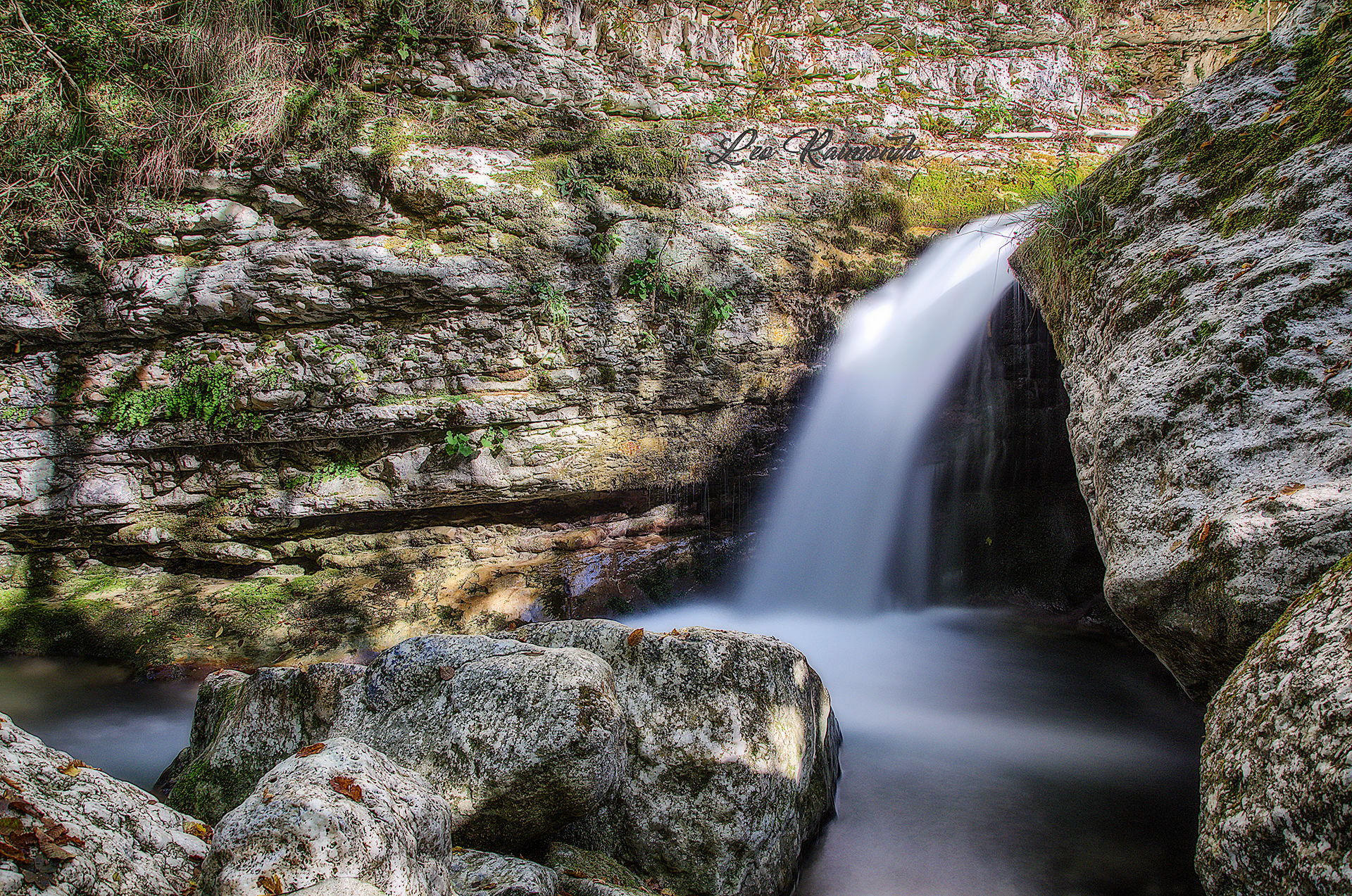 Jump between the rocks