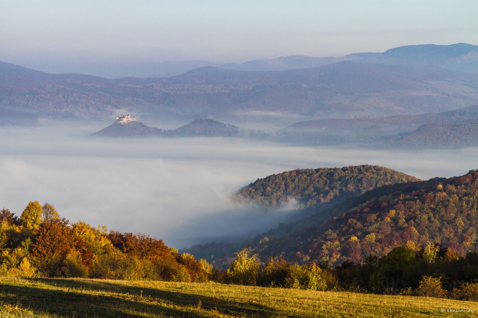 Mattina nebbiosa sulla collina di Soroska