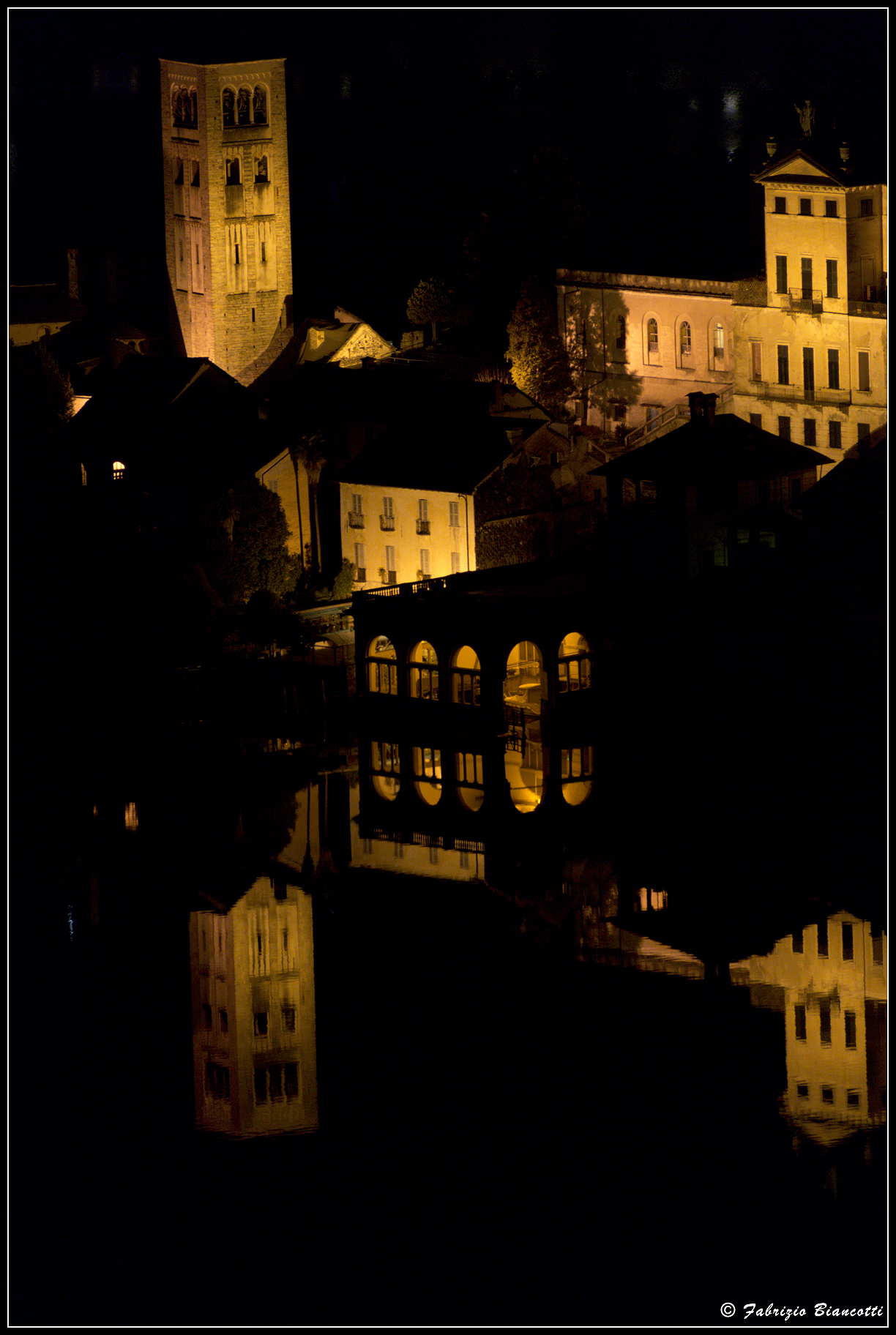 The dock is mirrored