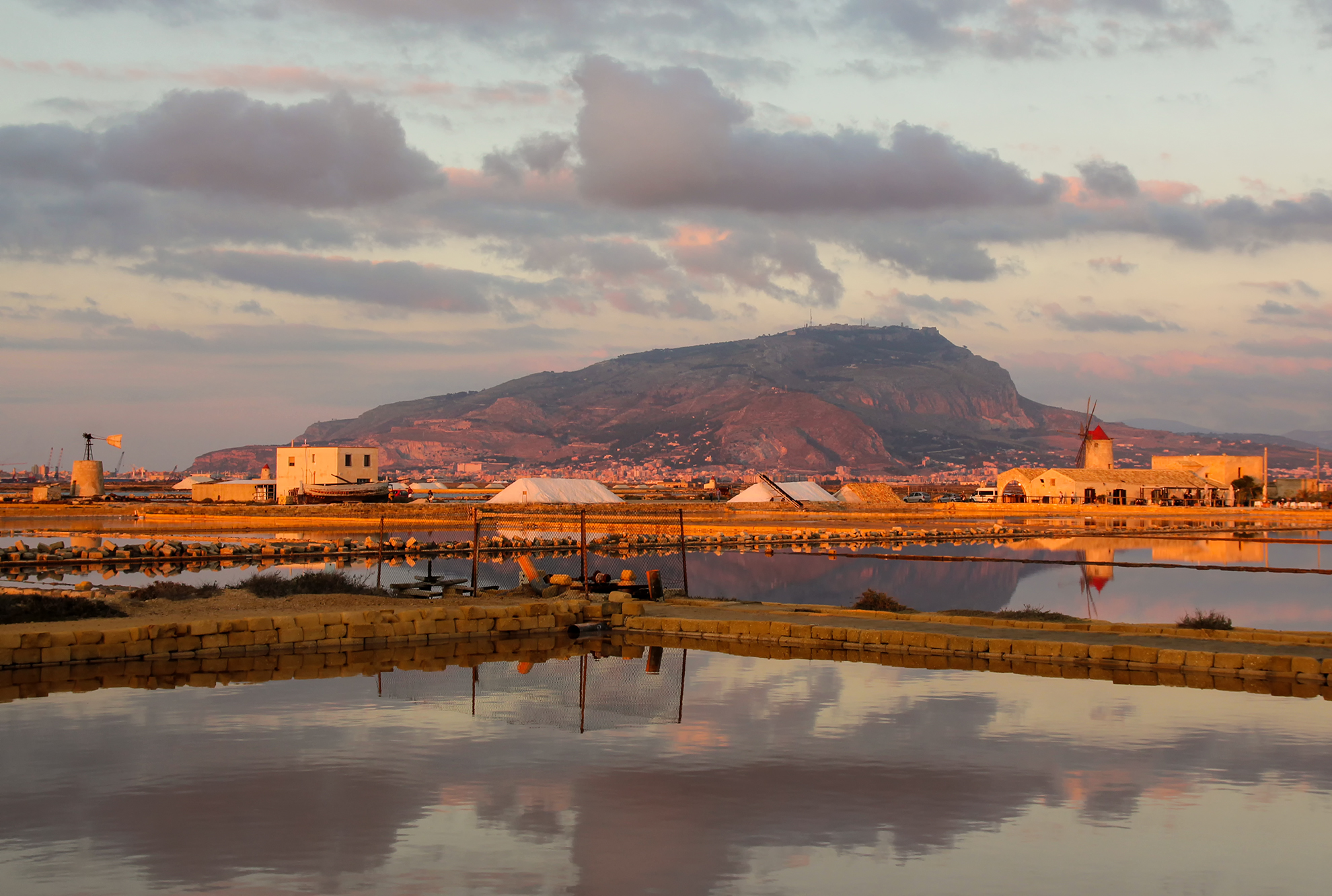 Le saline di Trapani con Erice sullo sfondo