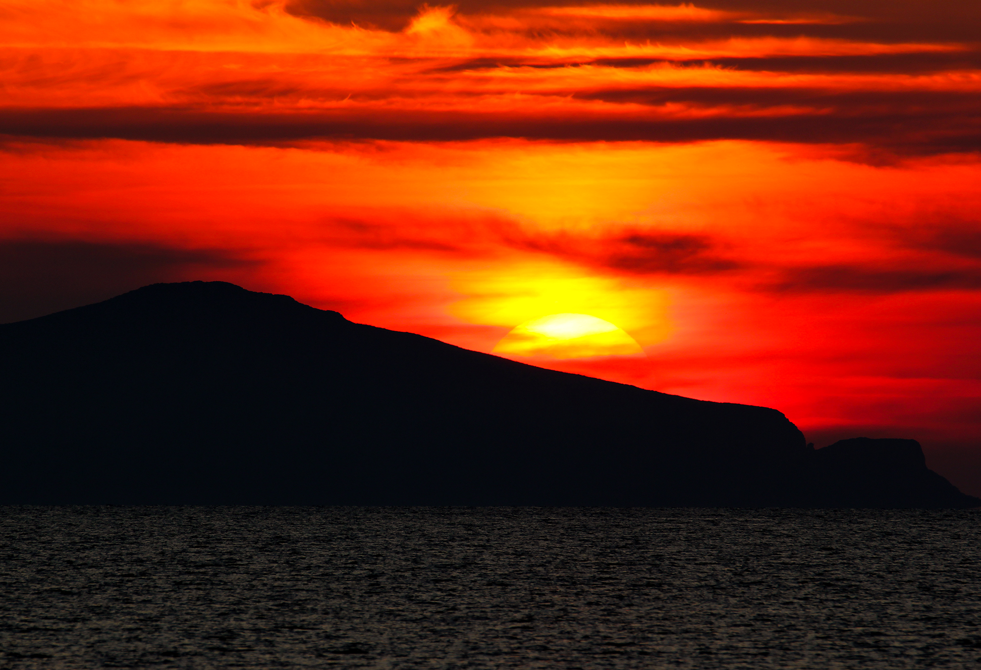 Luce dorata al tramonto su Favignana