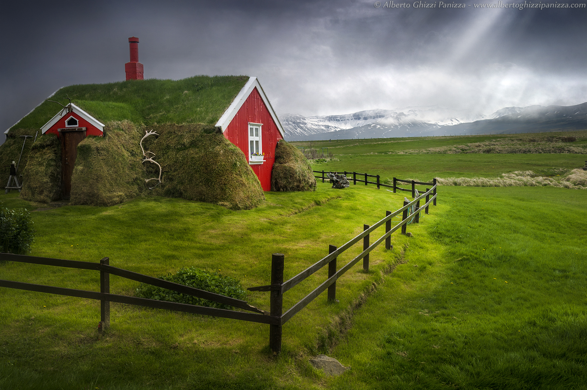 La casa con la recinzione rotta