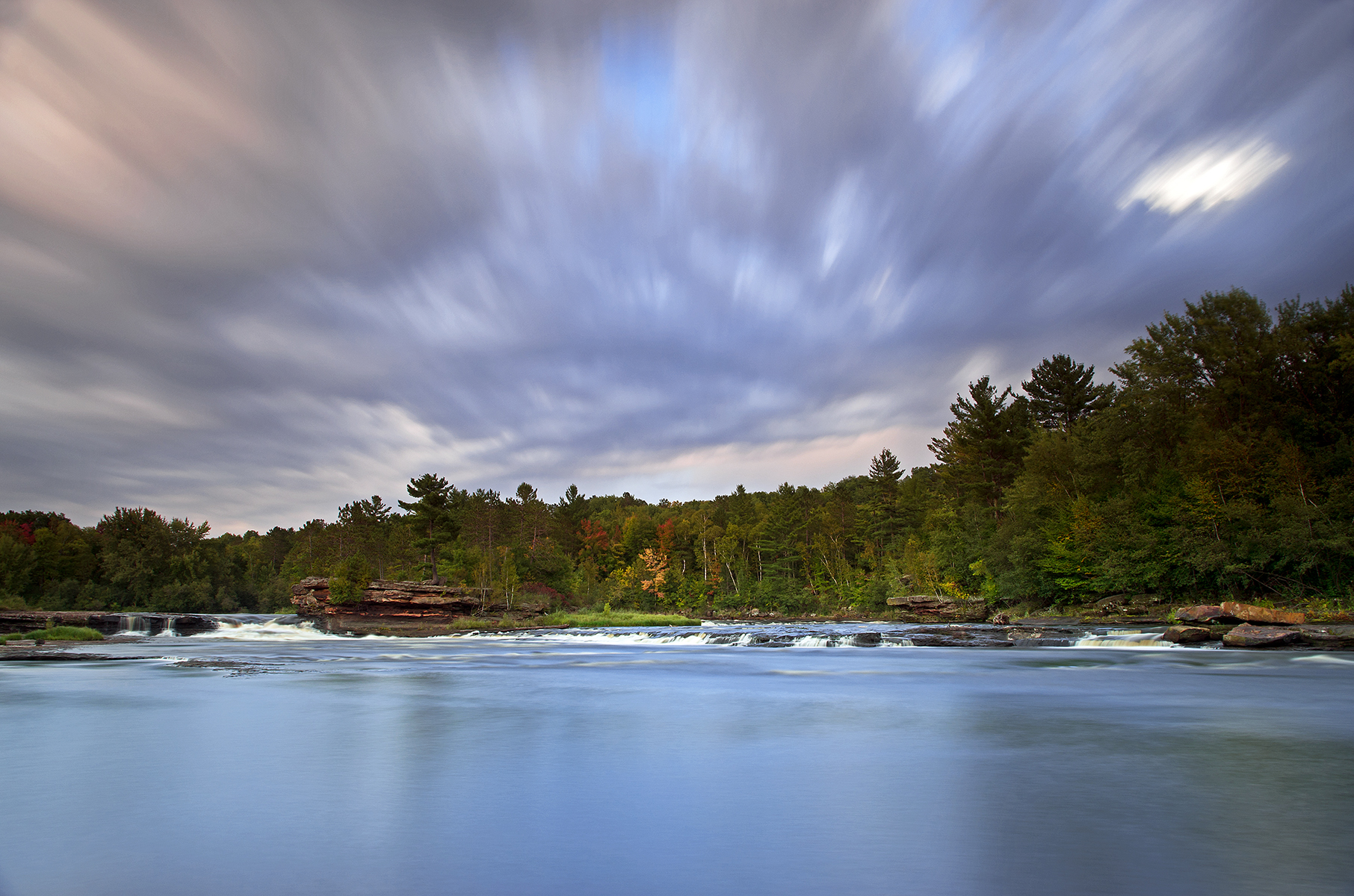 Passando le nuvole alle grandi cascate di primavera
