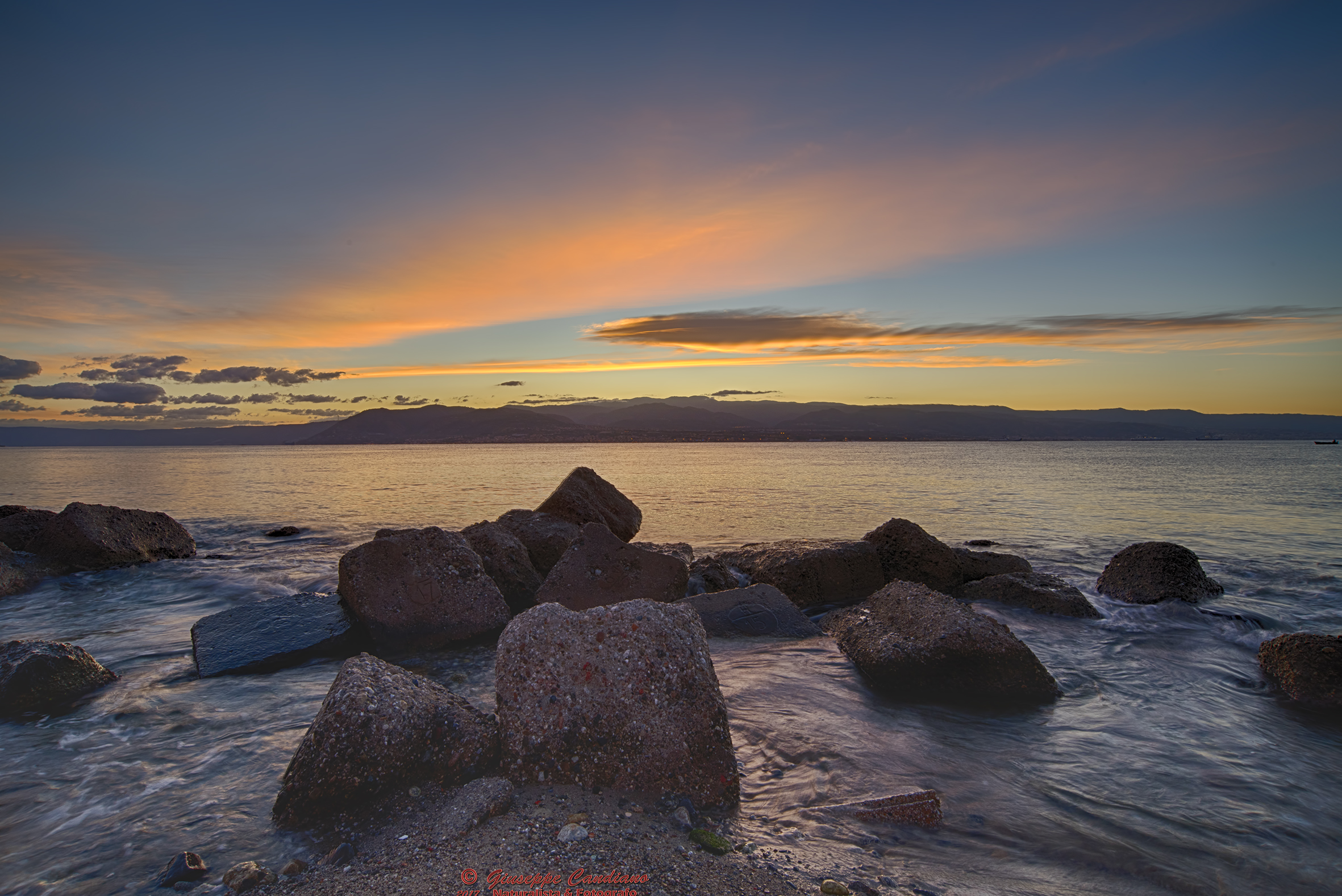 Alba di ottobre sullo Stretto