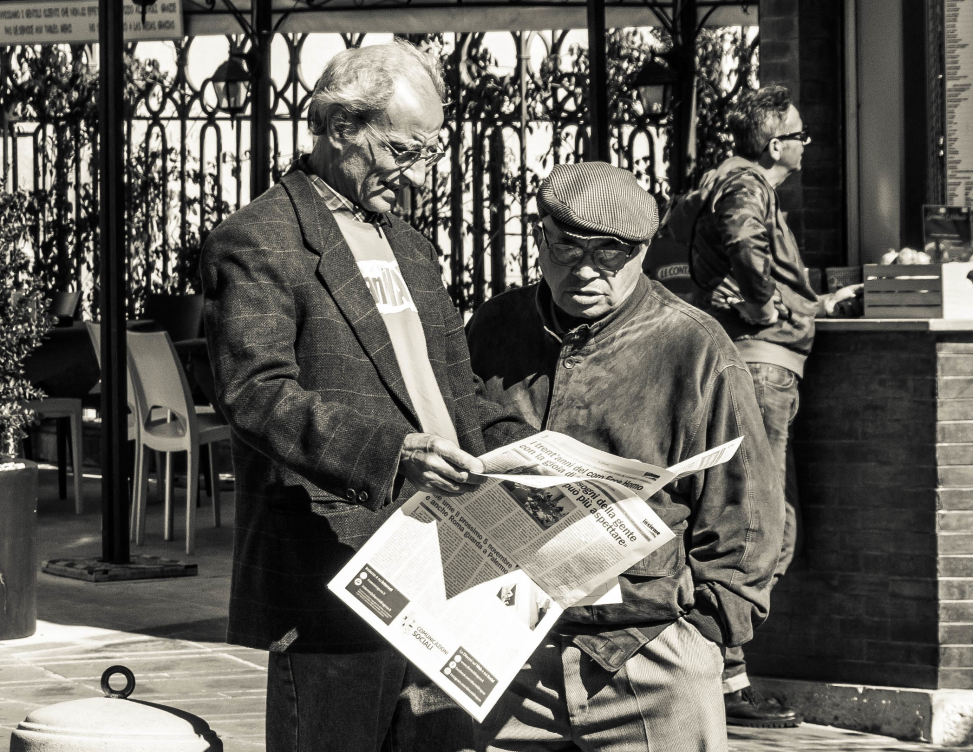 Who is knocking newspapers?