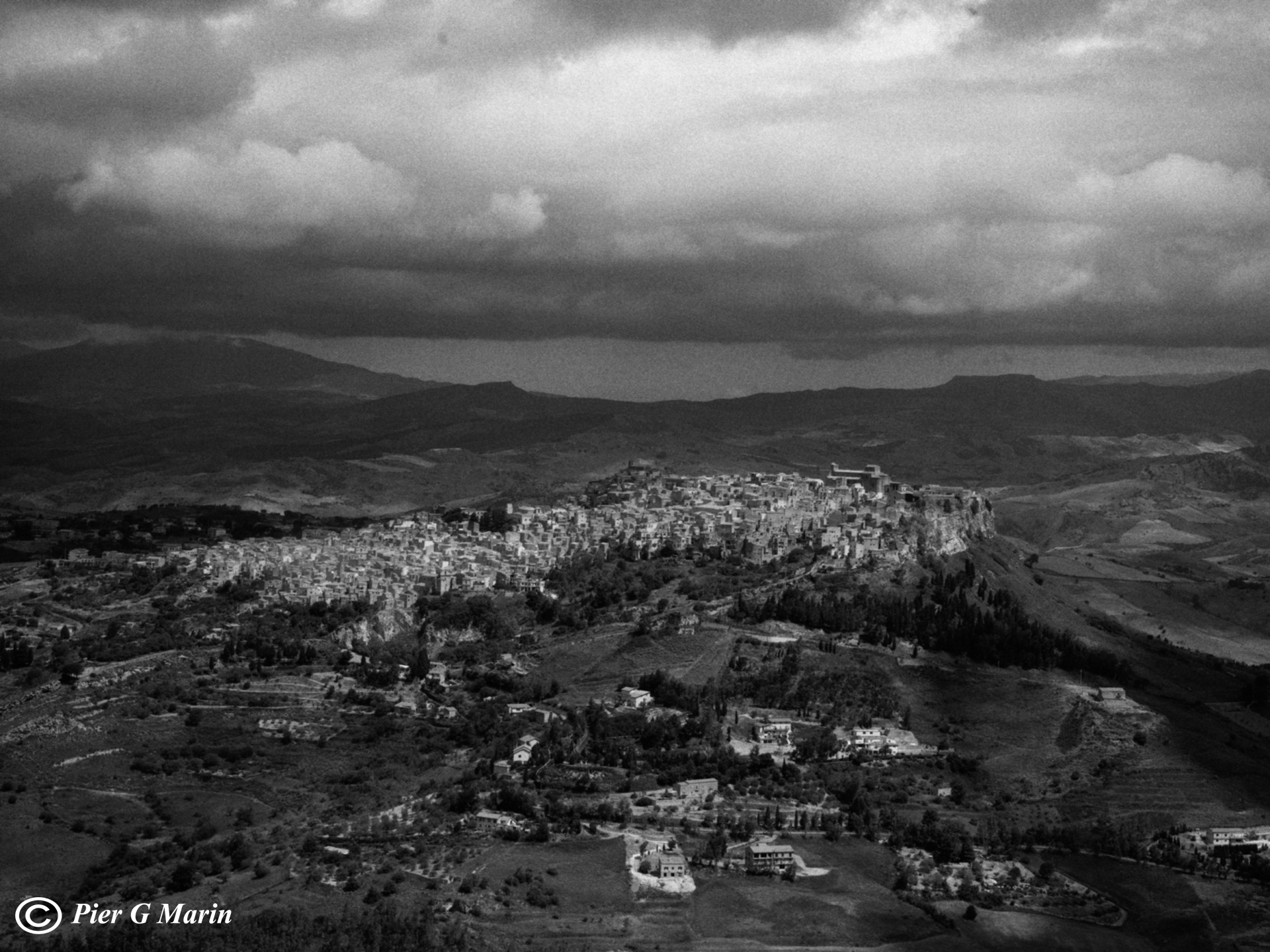 14 - Sicilia, Panorama di Calascibetta