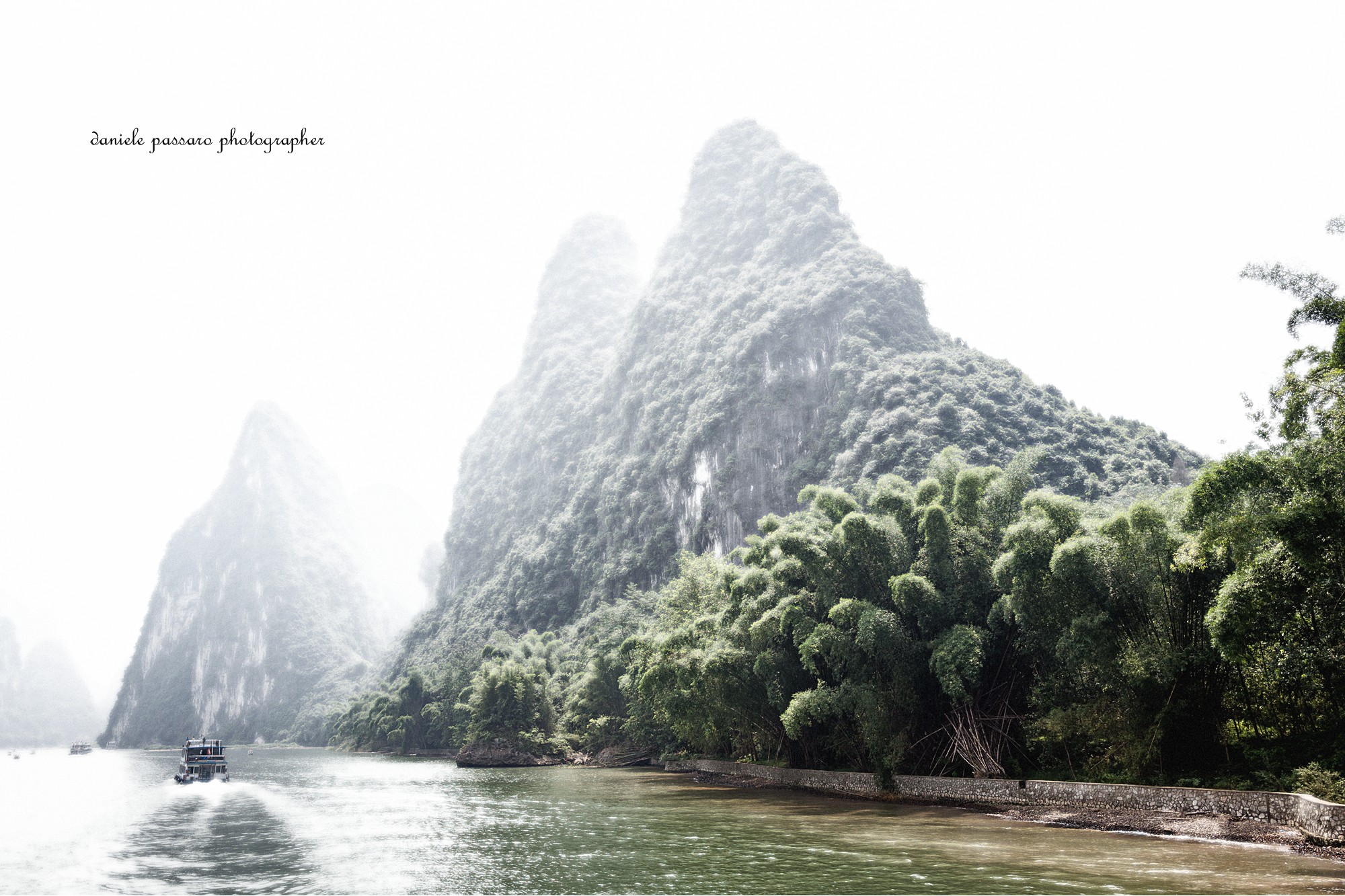 China - The River Li between the fog