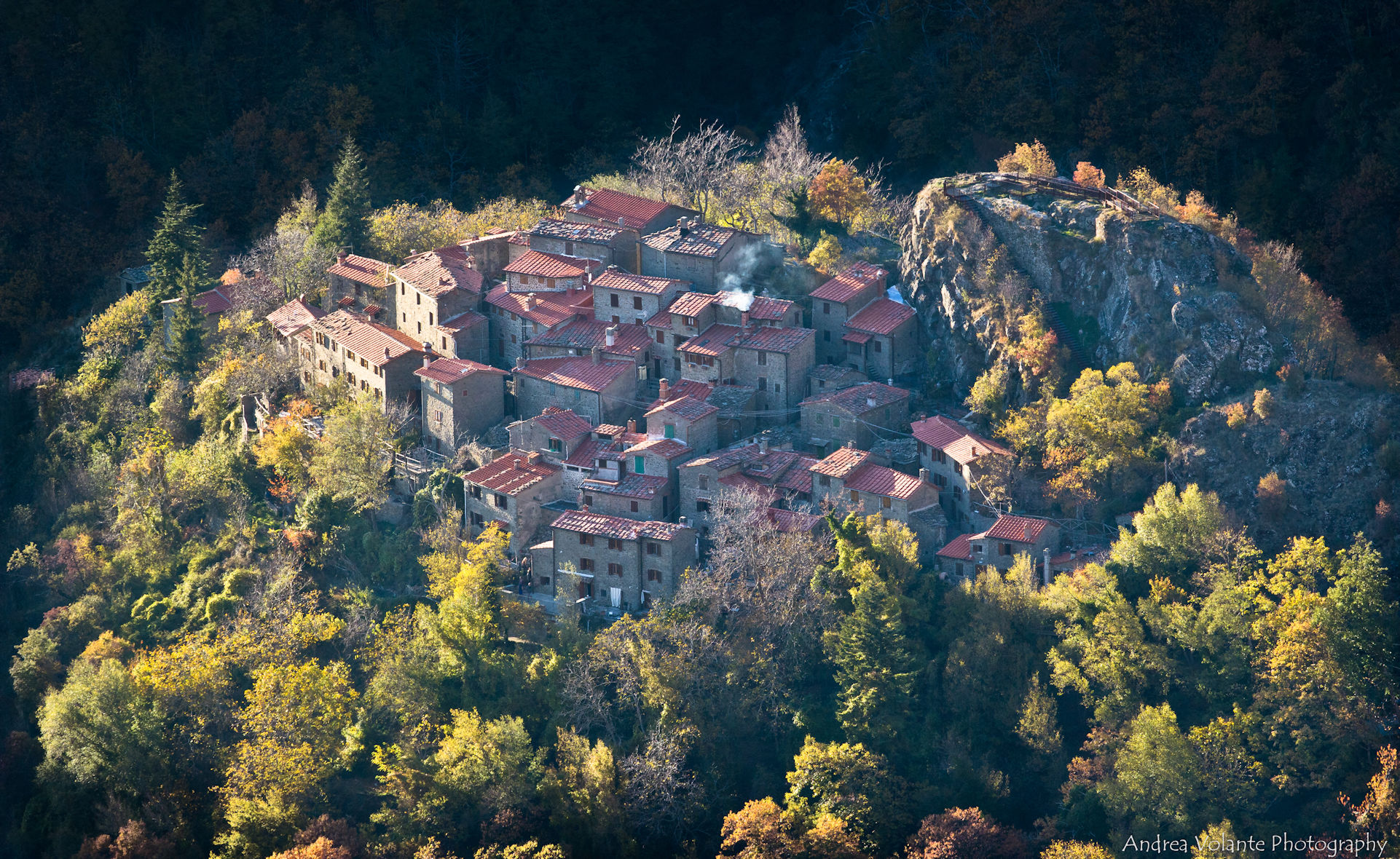 Un raggio di sole ..tra i colori d'autunno della Rocca.
