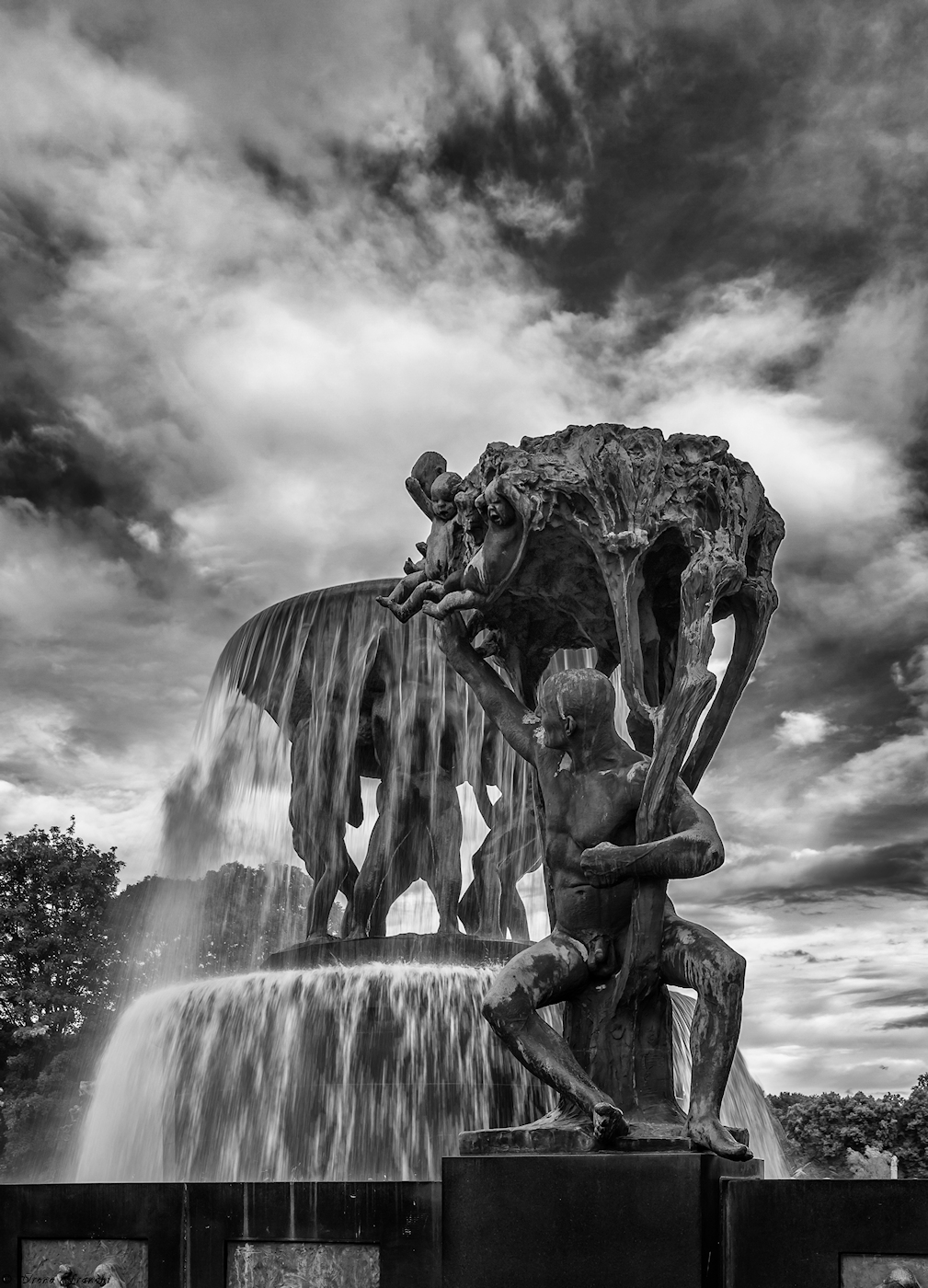 Il parco di Vigeland - la fontana e le statue di bronzo