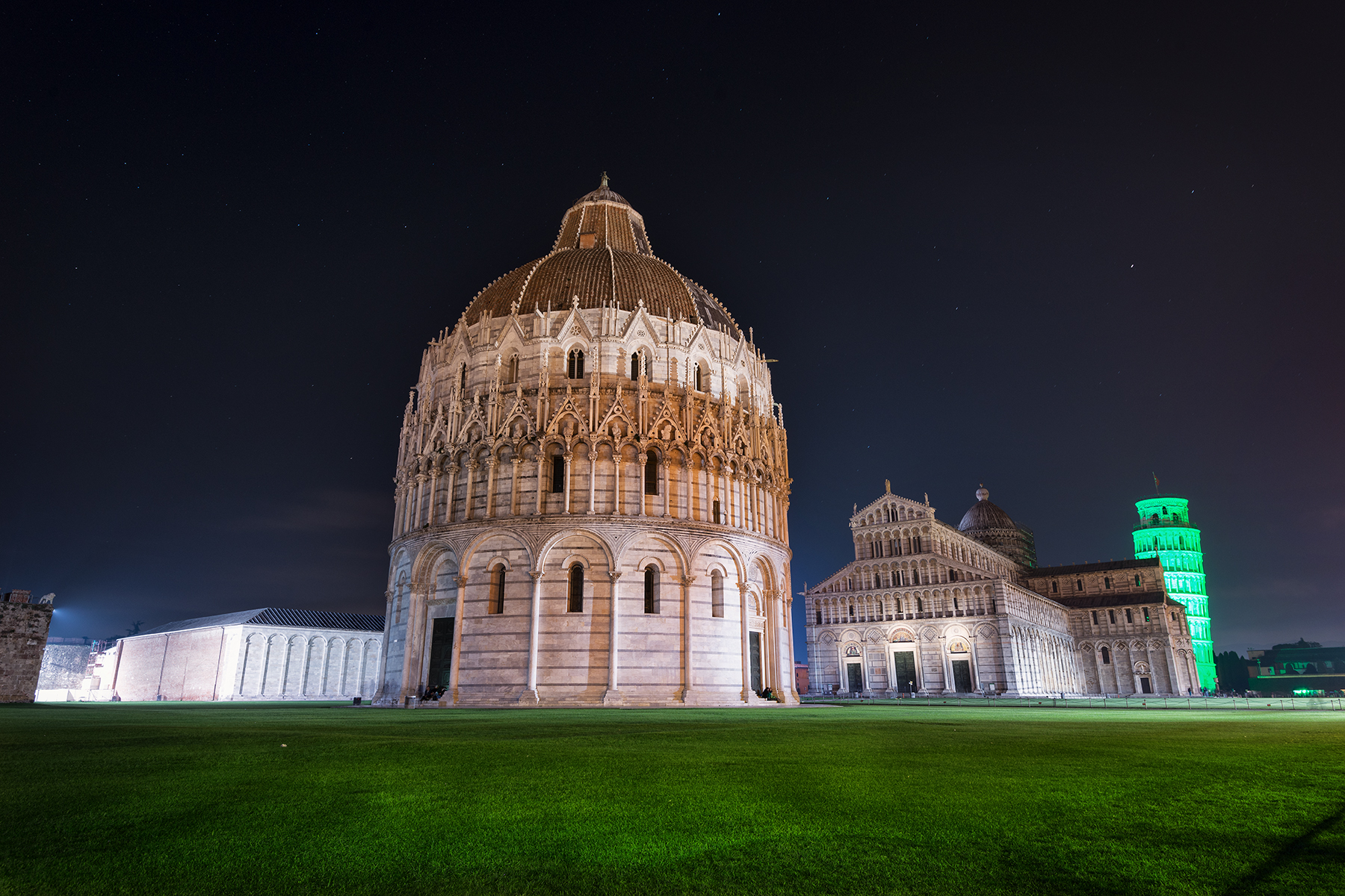 Pisa in notturna