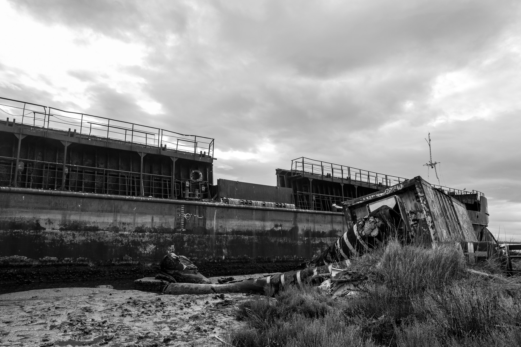 Navi abbandonate in darsena