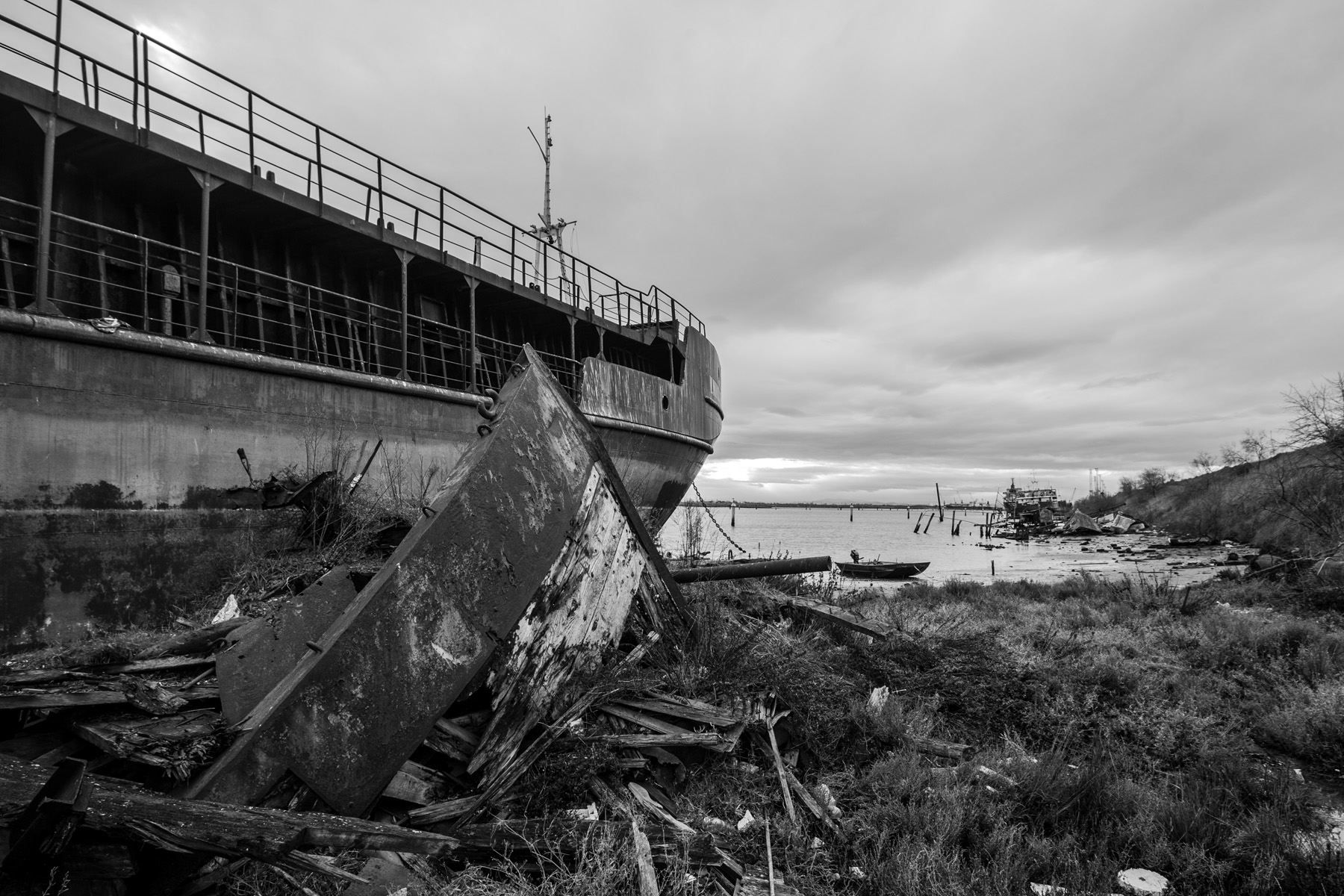 Navi abbandonate in darsena