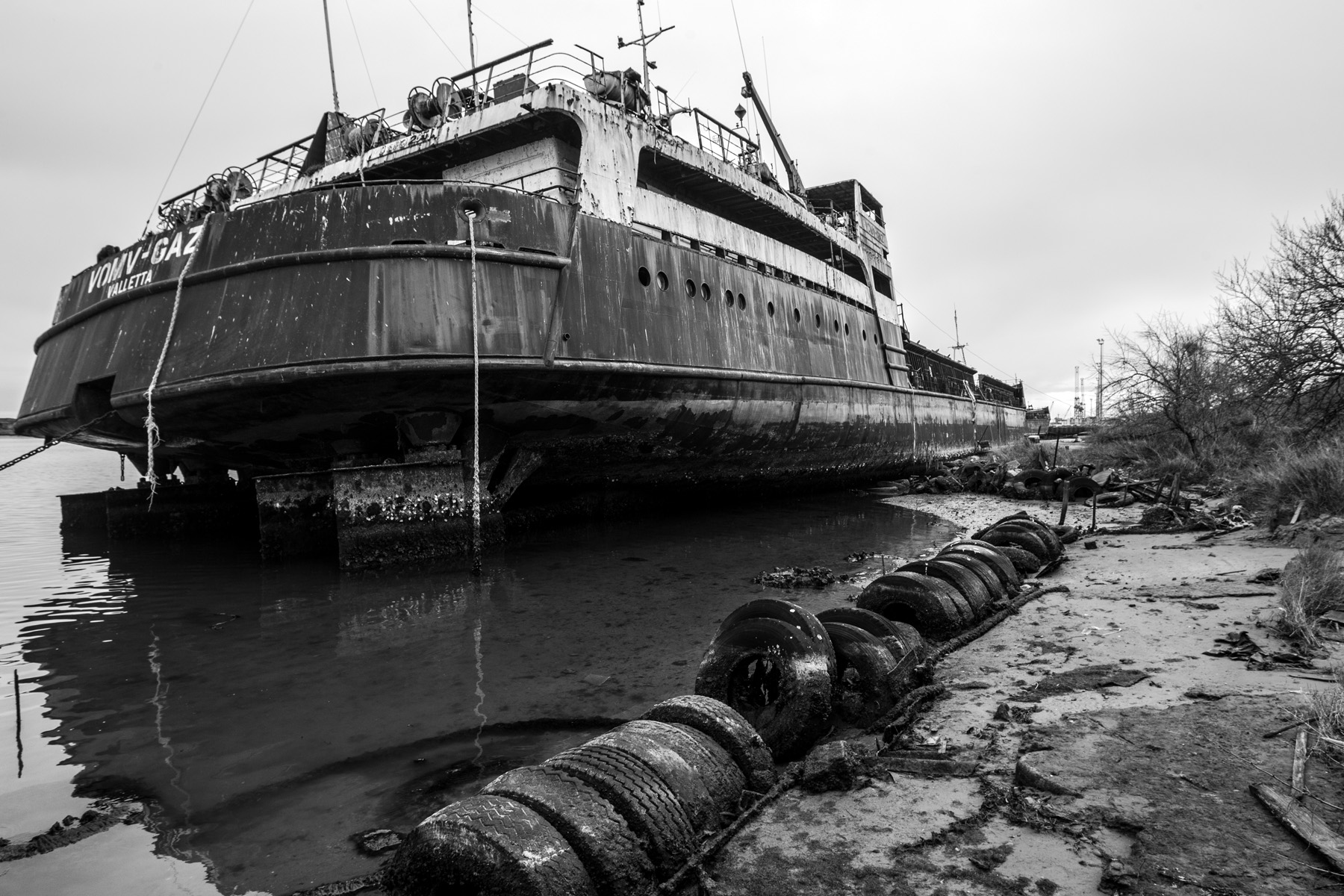 Navi abbandonate in darsena