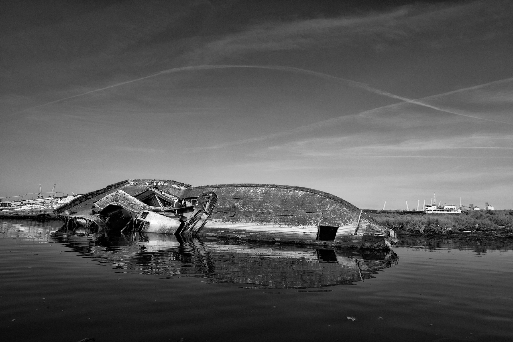 Navi abbandonate in darsena