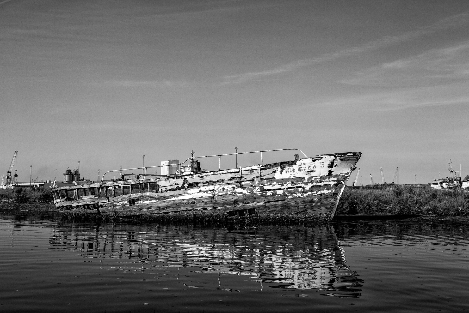 Navi abbandonate in darsena