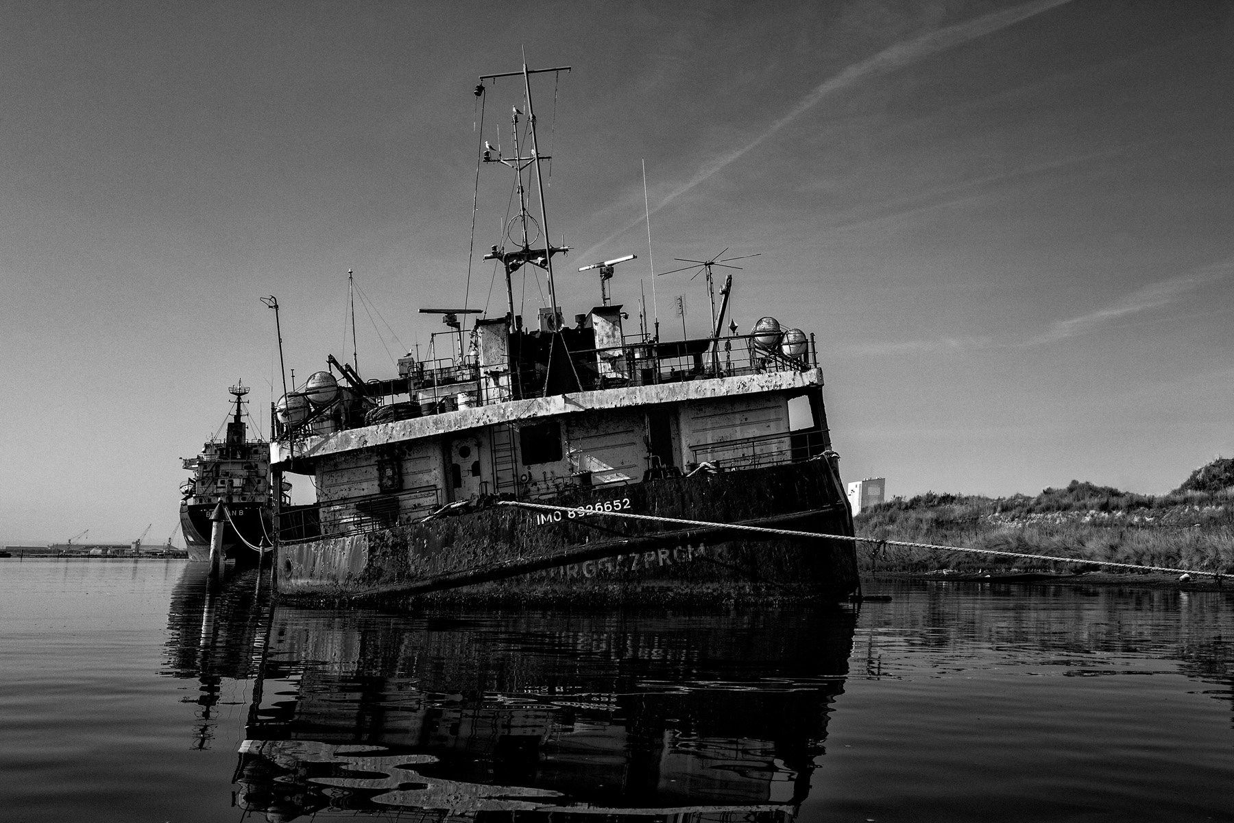 Navi abbandonate in darsena