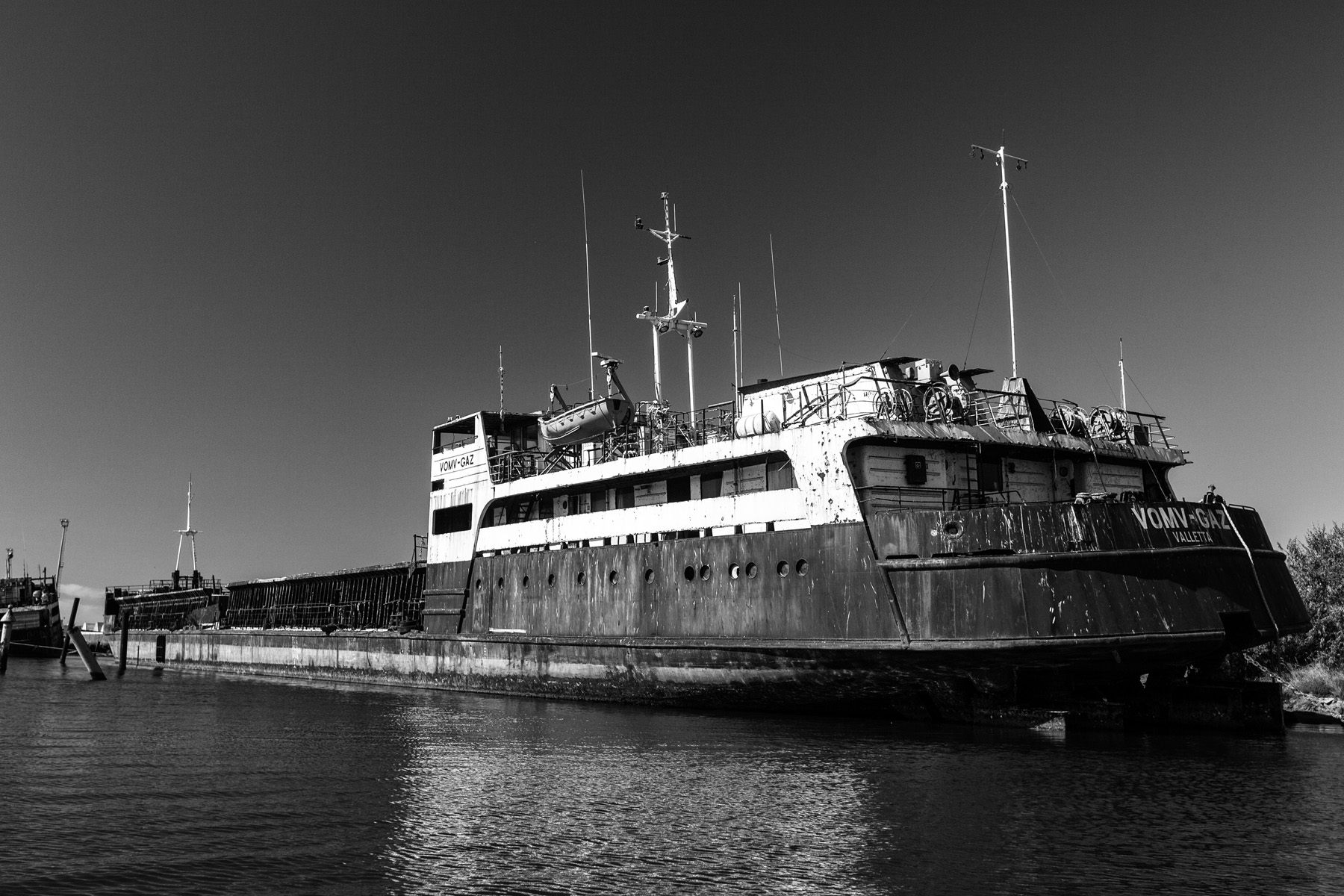 Navi abbandonate in darsena