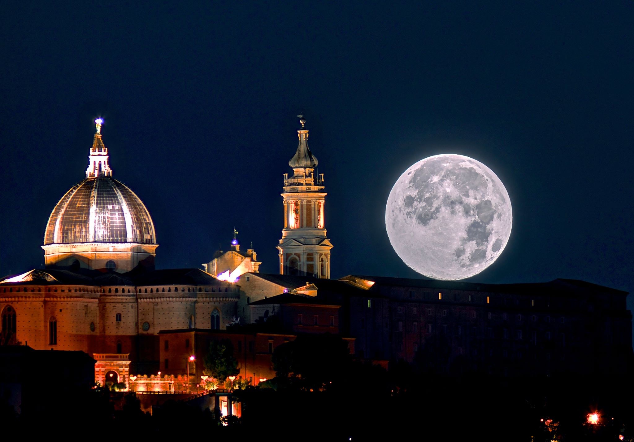 Loreto con luna piena