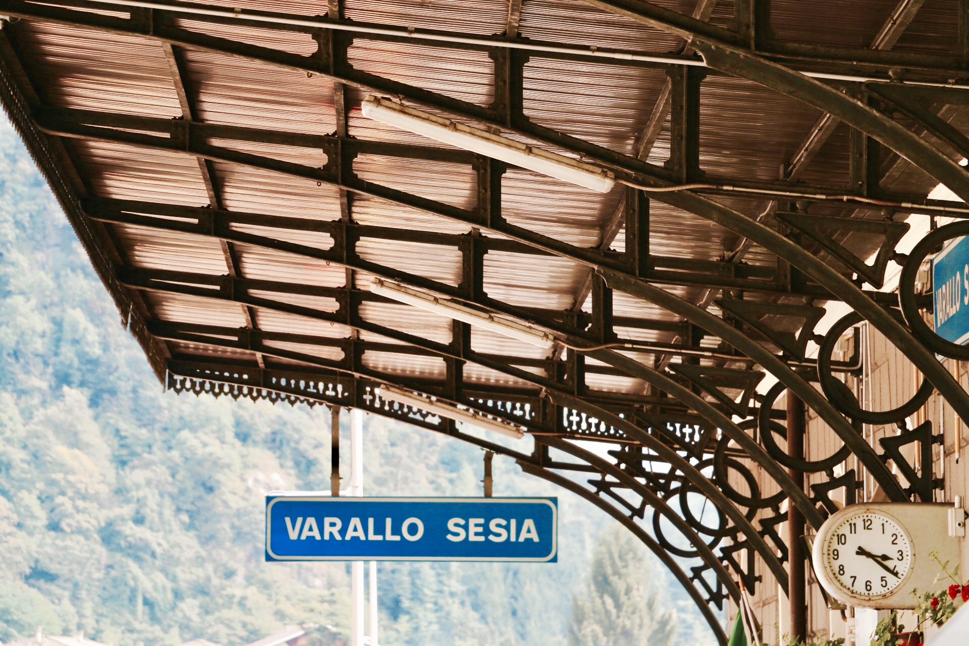 Varallo Sesia. Stazione. La pensilina.