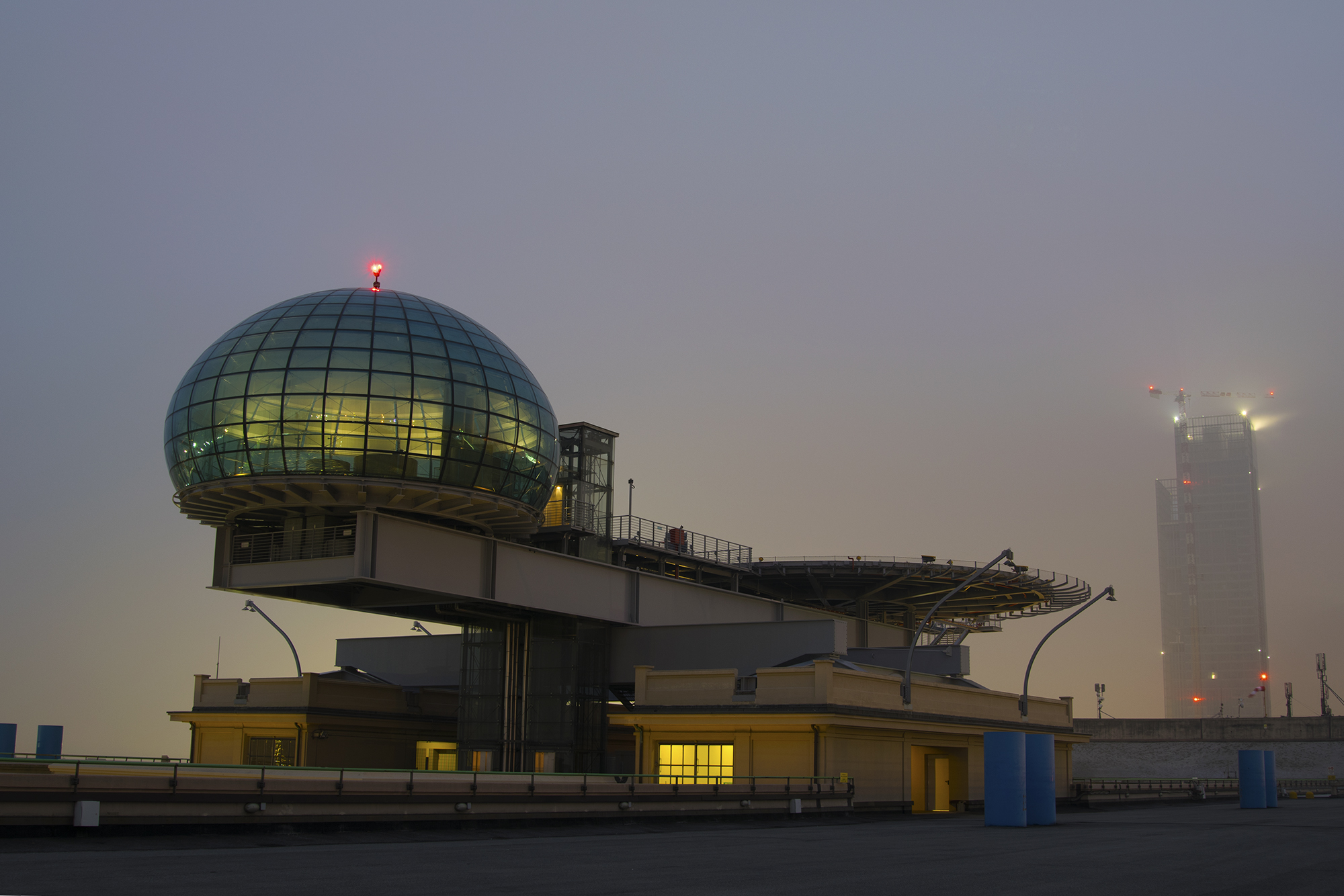 Lingotto, ora blu e nebbia