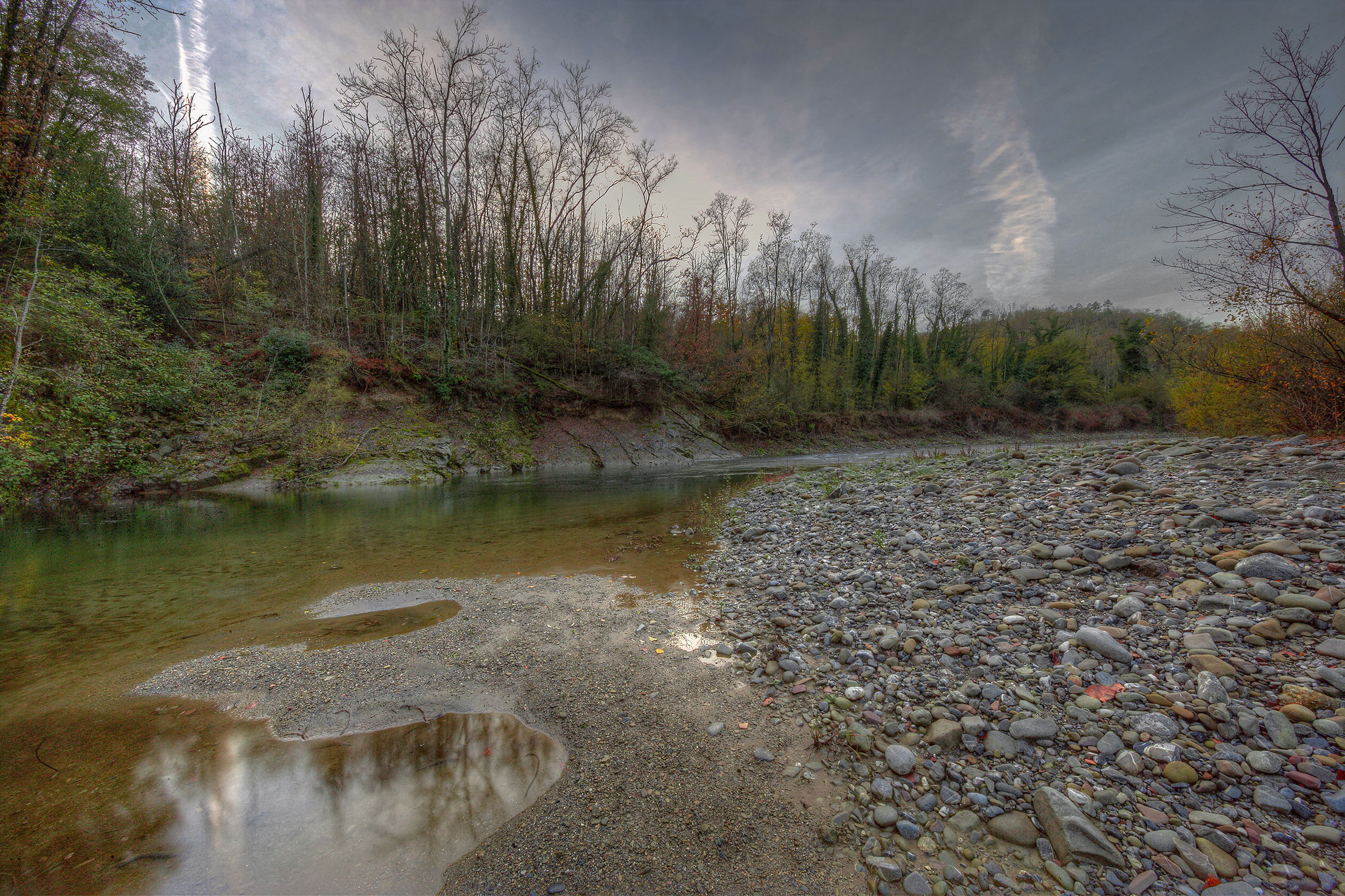 Colori autunnali sul fiume Vara