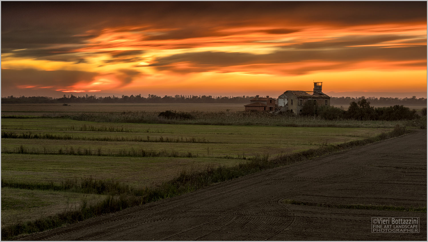 Vivido tramonto su fattoria fatiscente