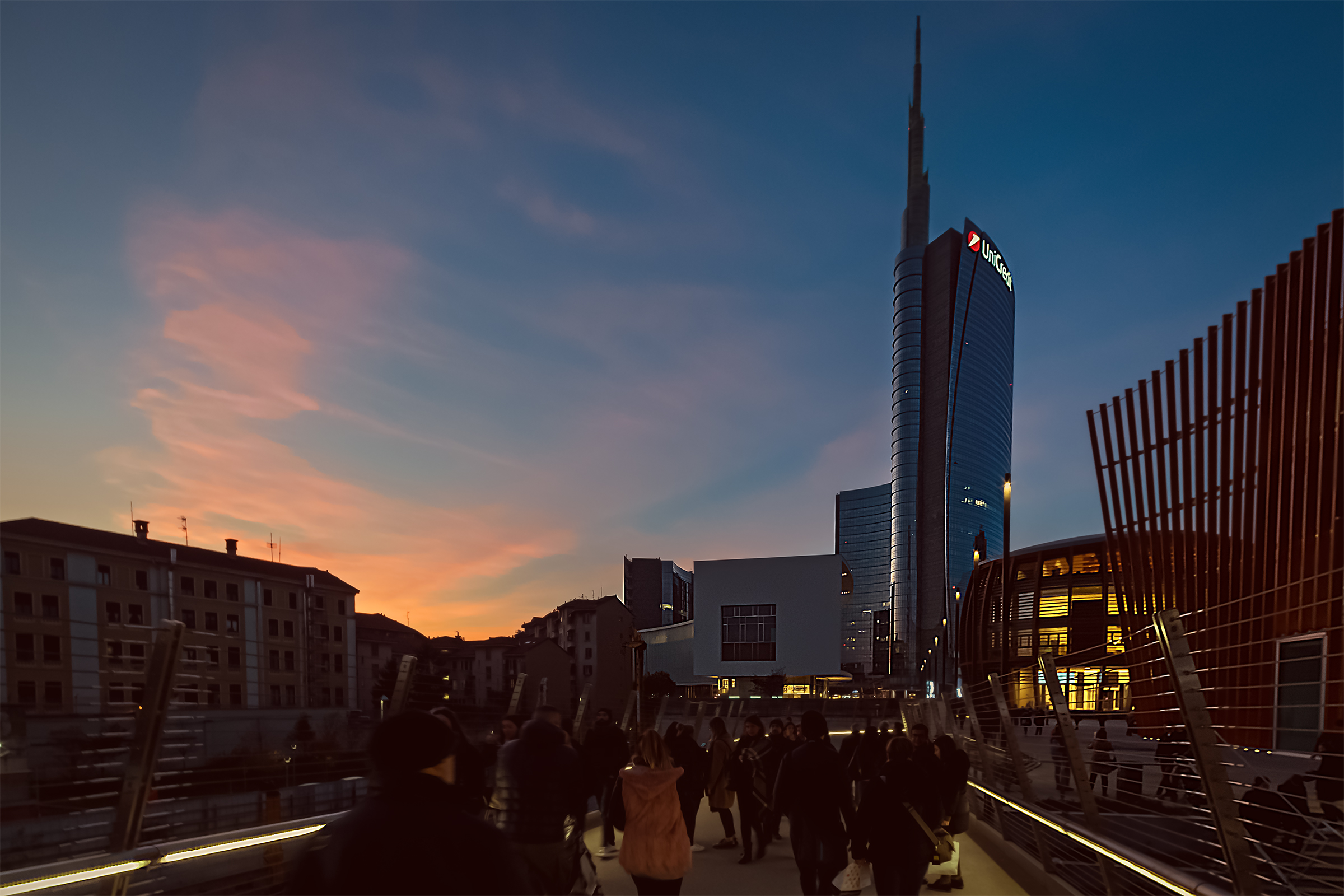 E tramontava anche su piazza Gae Aulenti