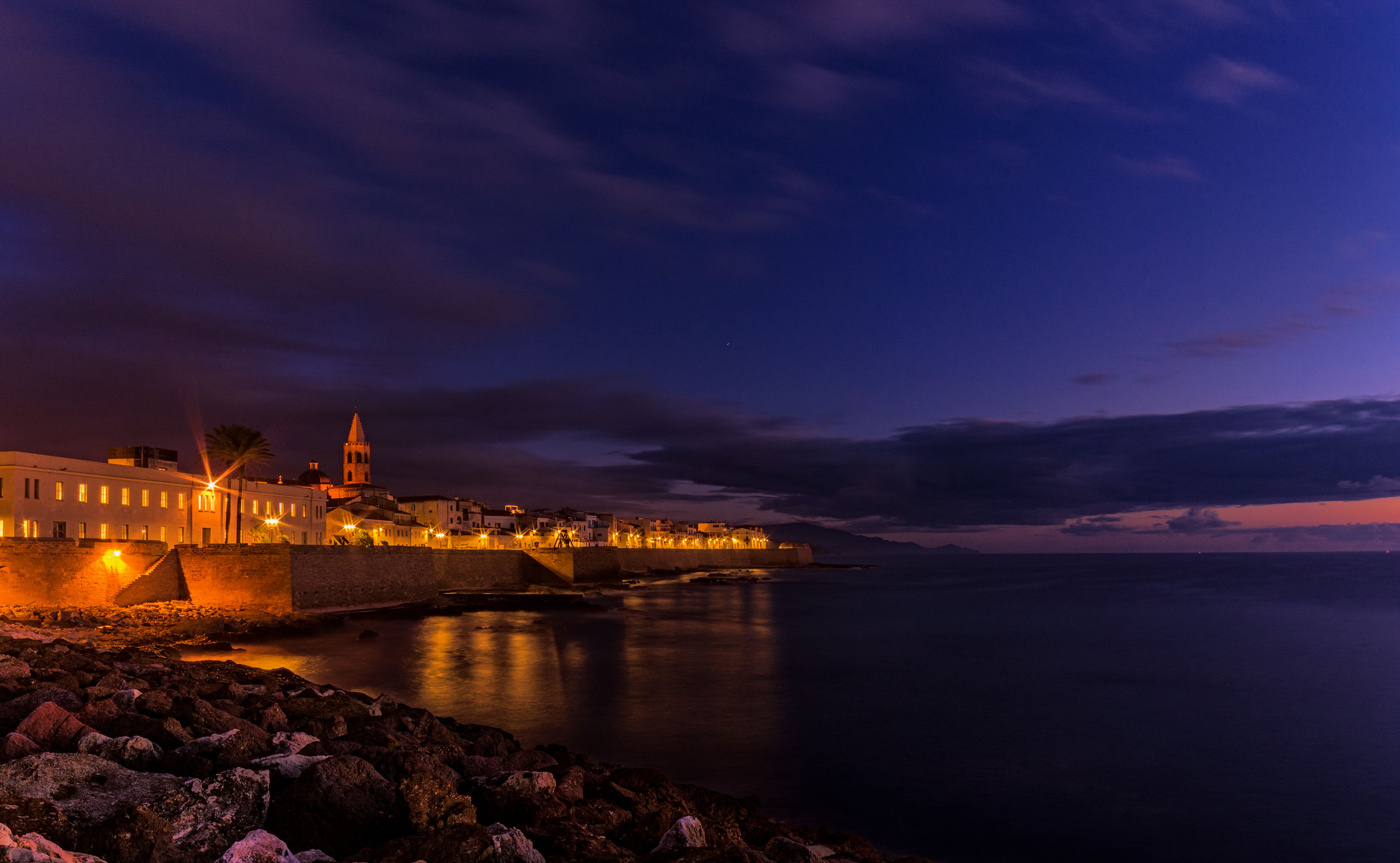 Bastioni di Alghero nell'ora blu