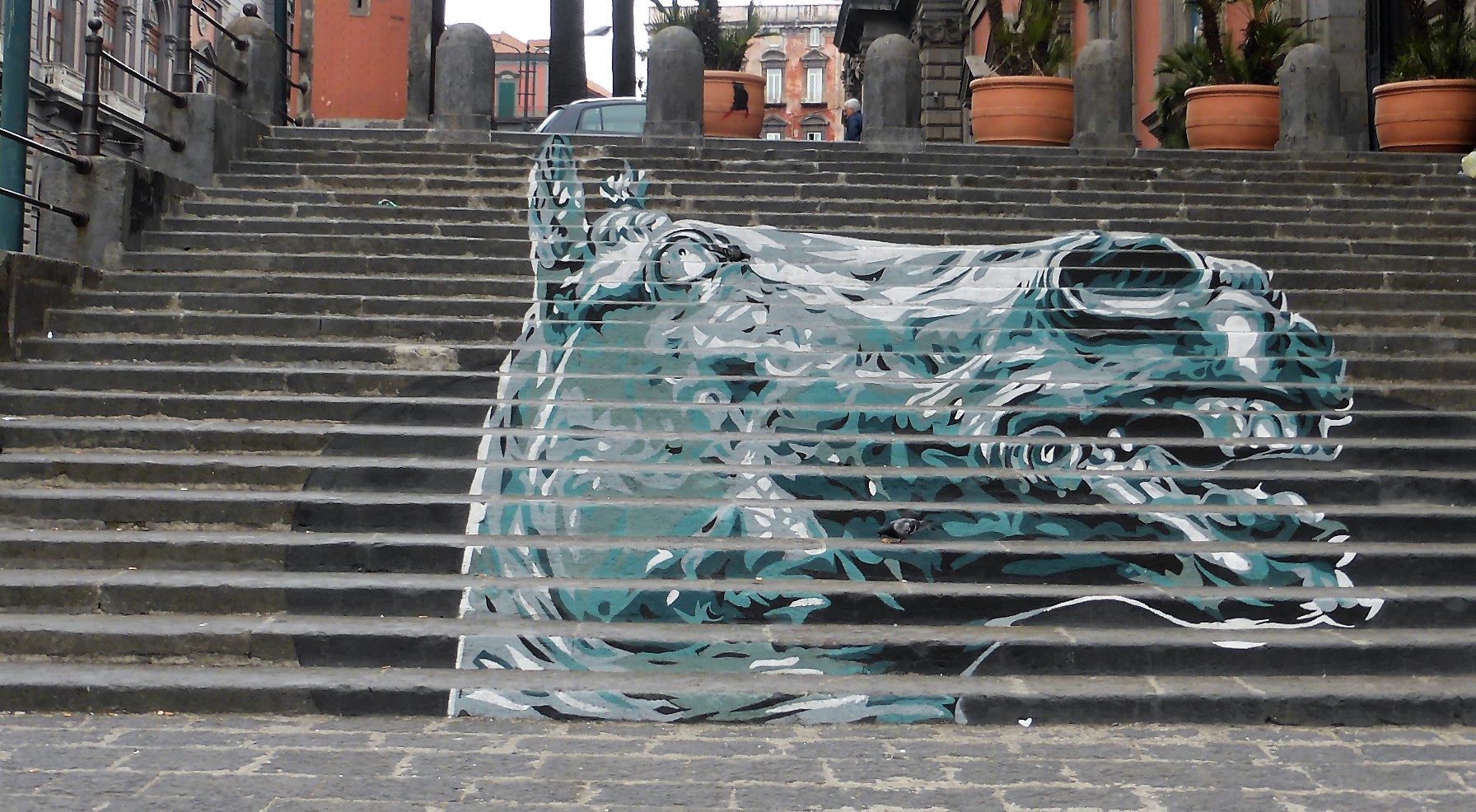 napoli horse painted on the national museum stairs