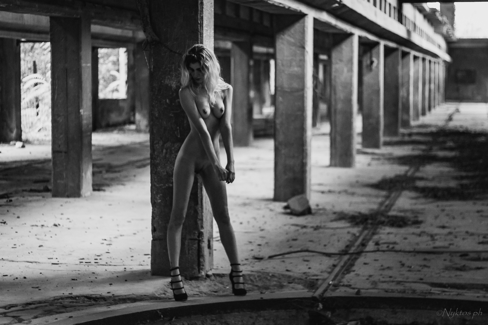 Lucia nella fabbrica abbandonata