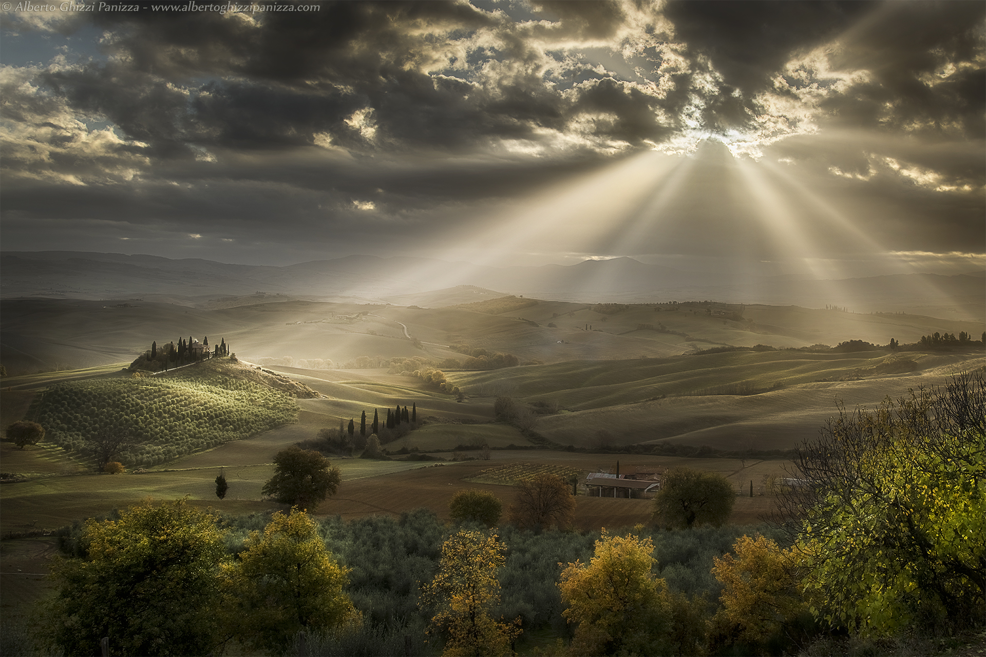 I raggi del sole accarezzano le colline