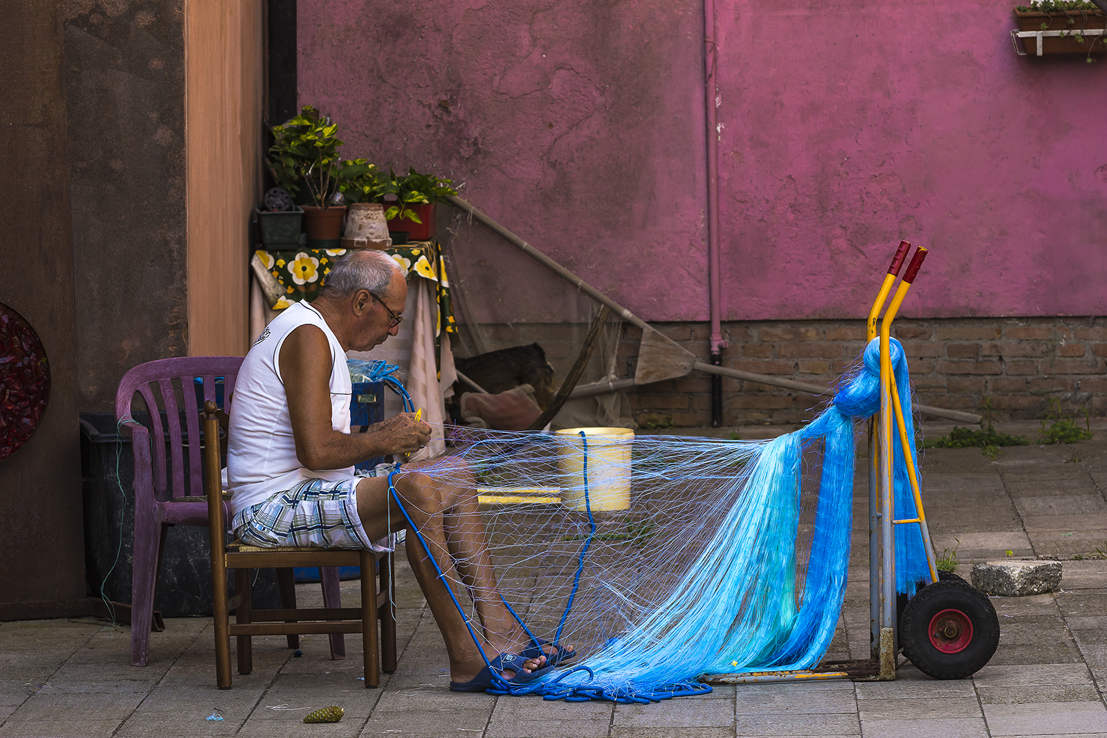 Il pescatore e la rete blu