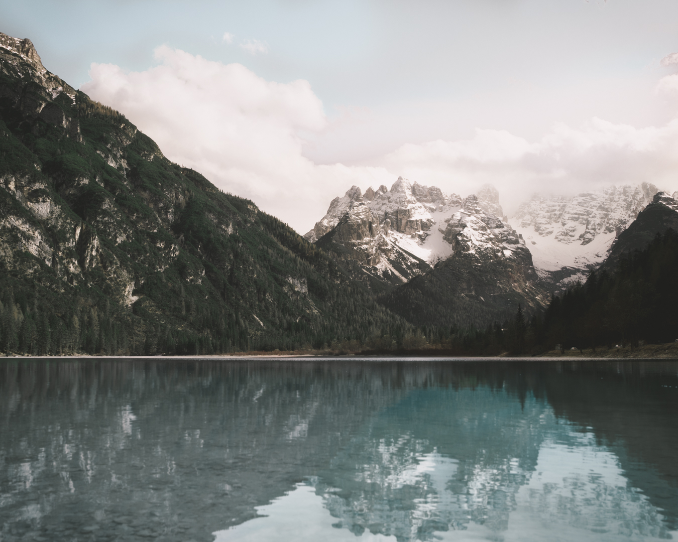 Il gruppo del Cristallo si specchia sul lago di Landro