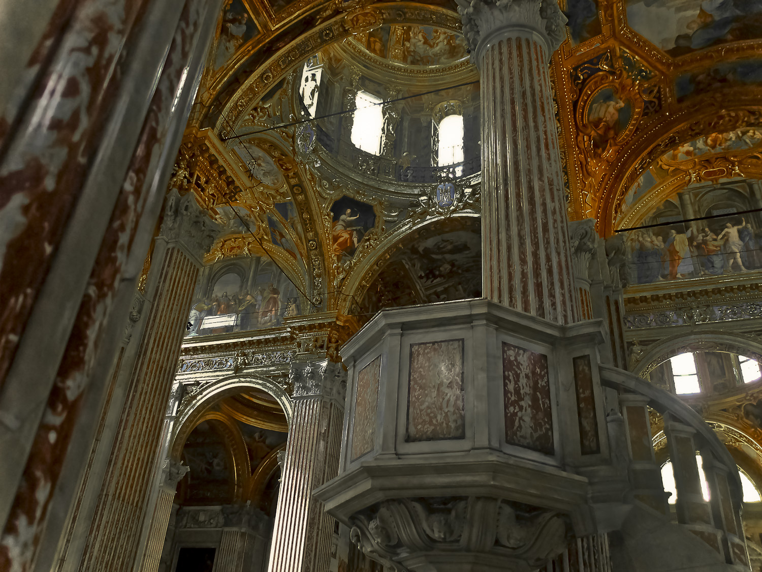pulpito e arcate chiesa dell'annunziata