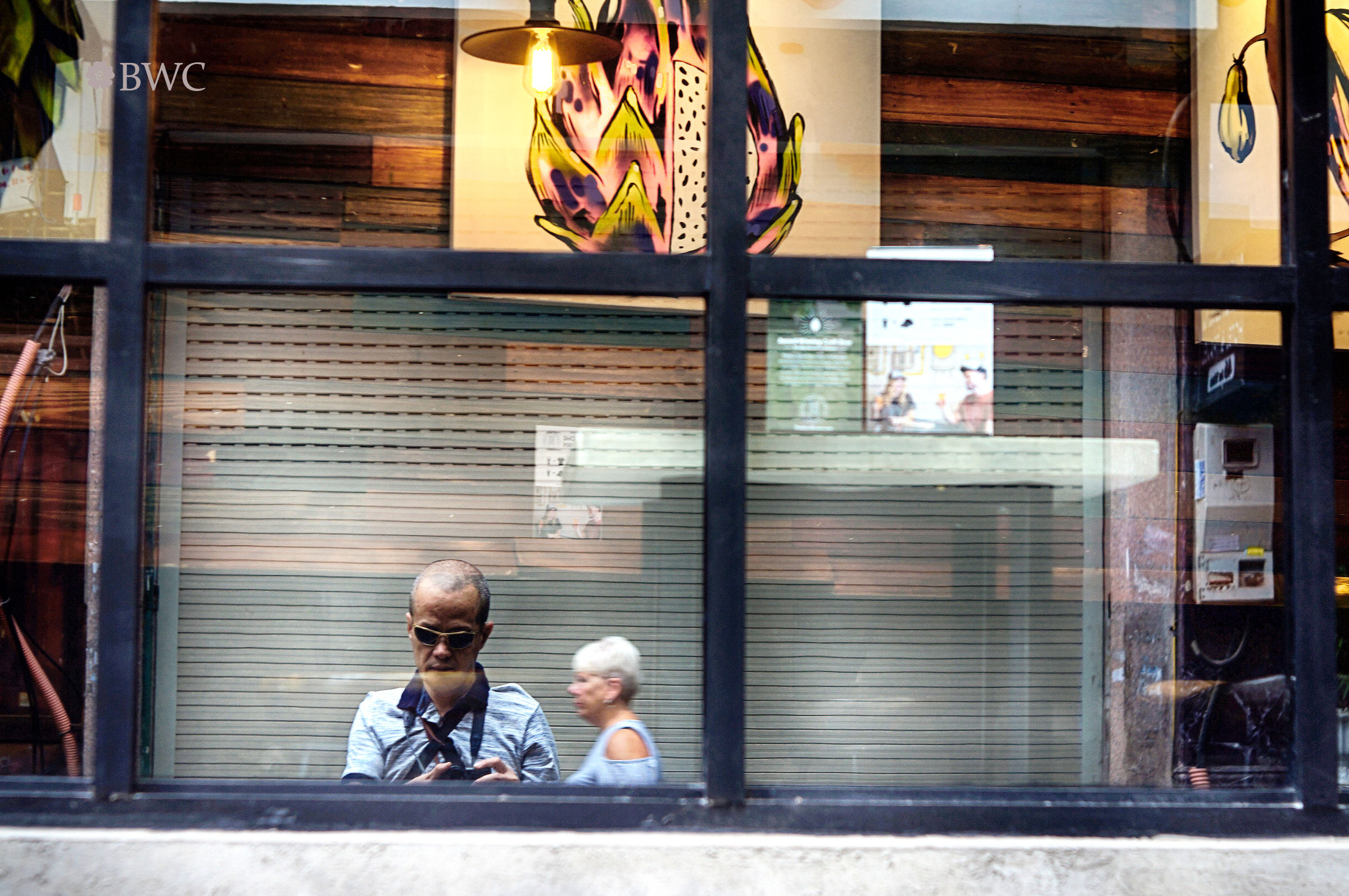 Fotografo dilettante che prende le foto sulla finestra di ve...