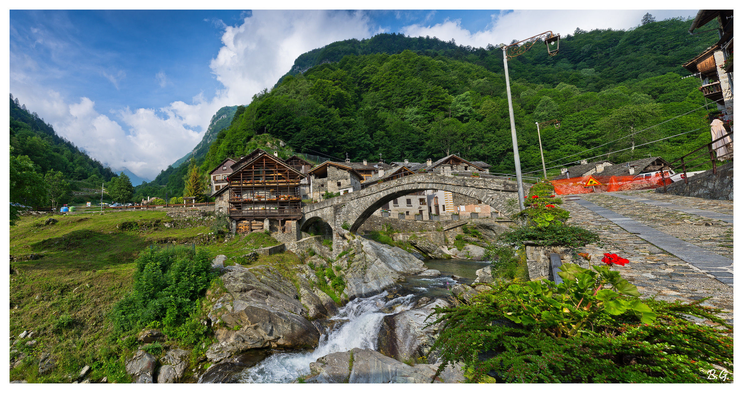Un piccolo paese sulle rive del fiume - Rassa