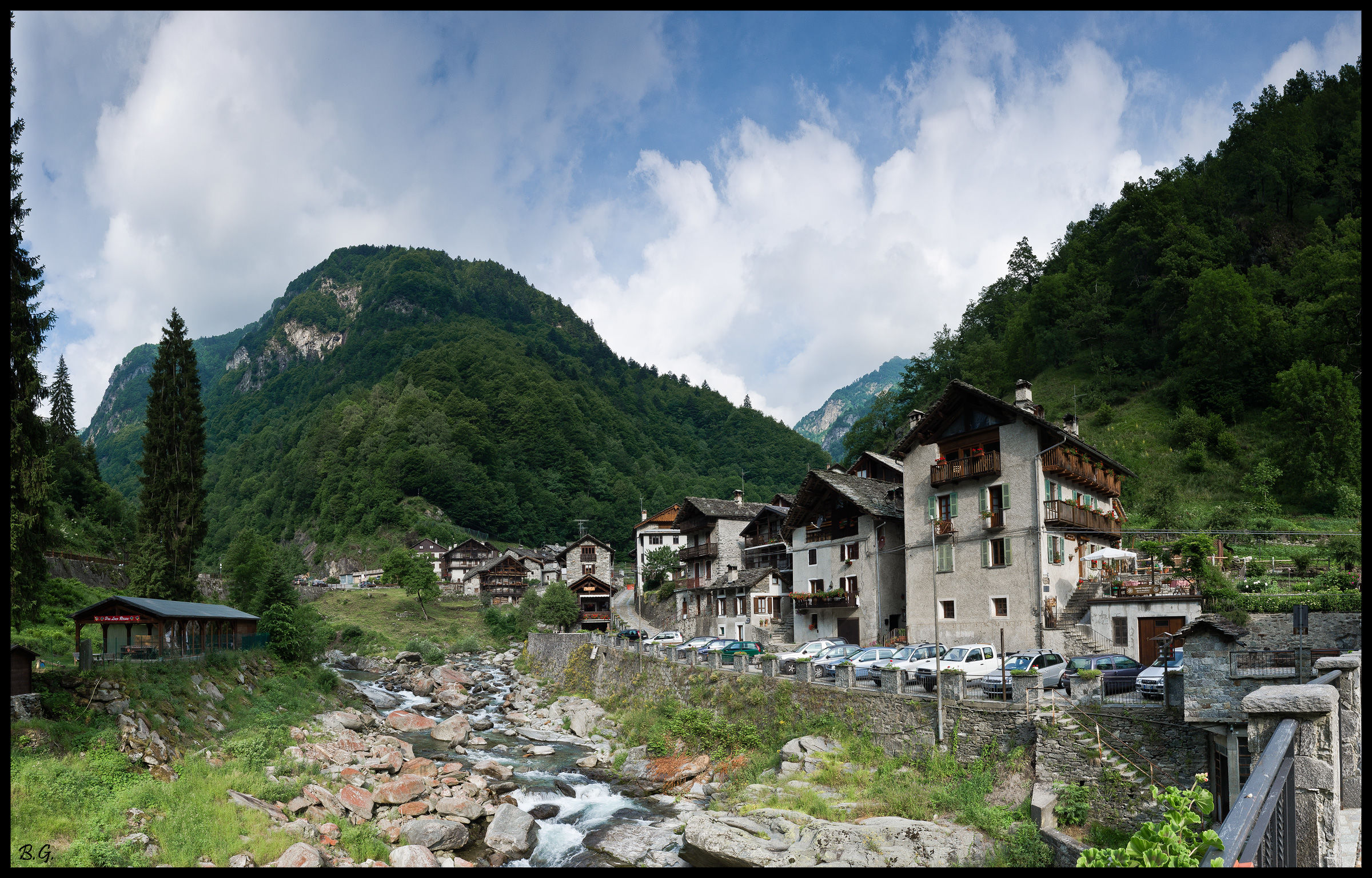 Un piccolo paese sulle rive del fiume - Rassa