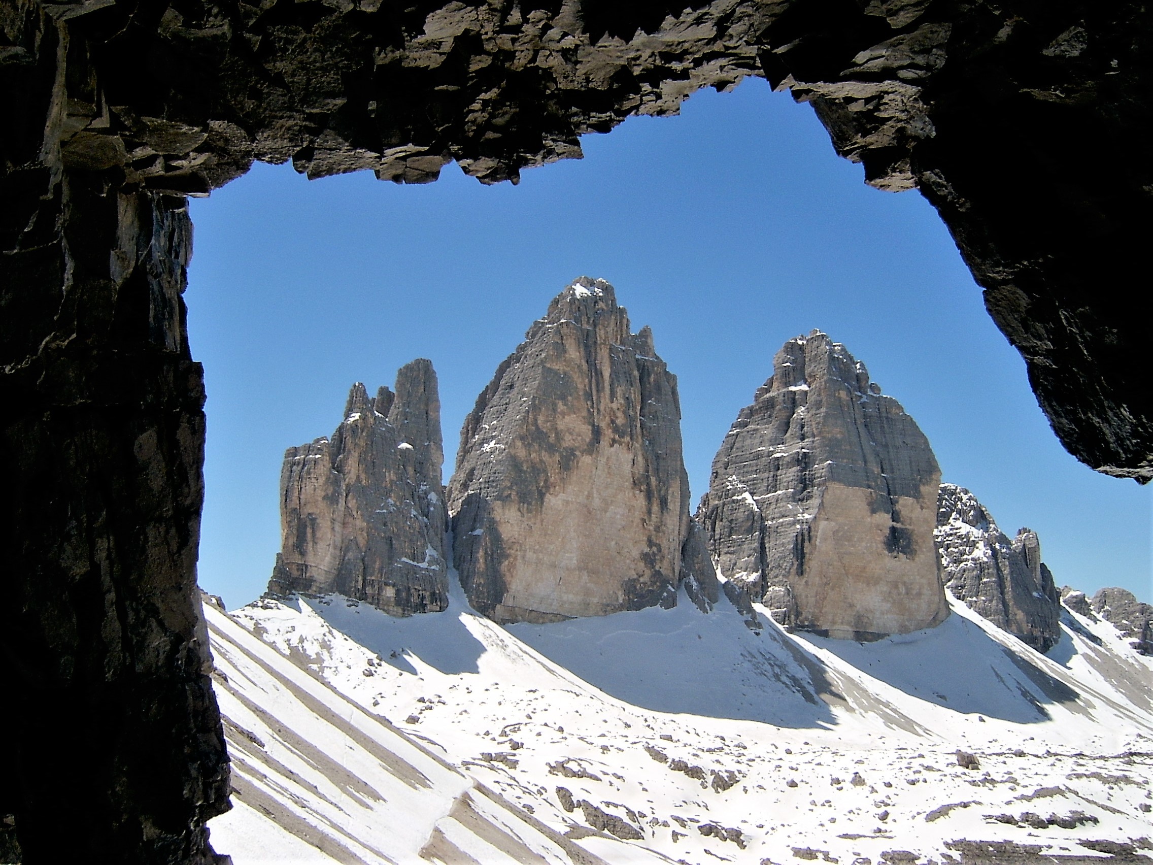 Scostando le tende di pietra......