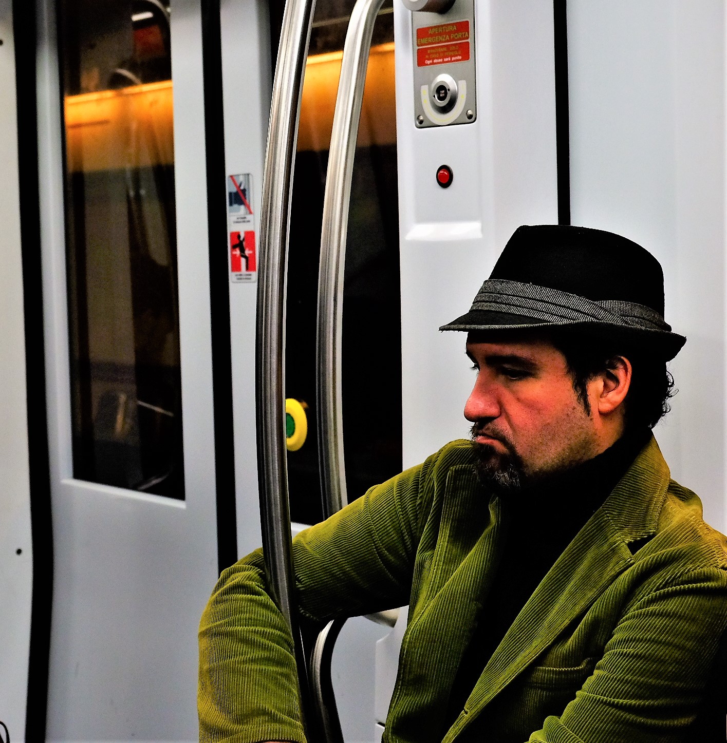 Uomo con la giacca verde