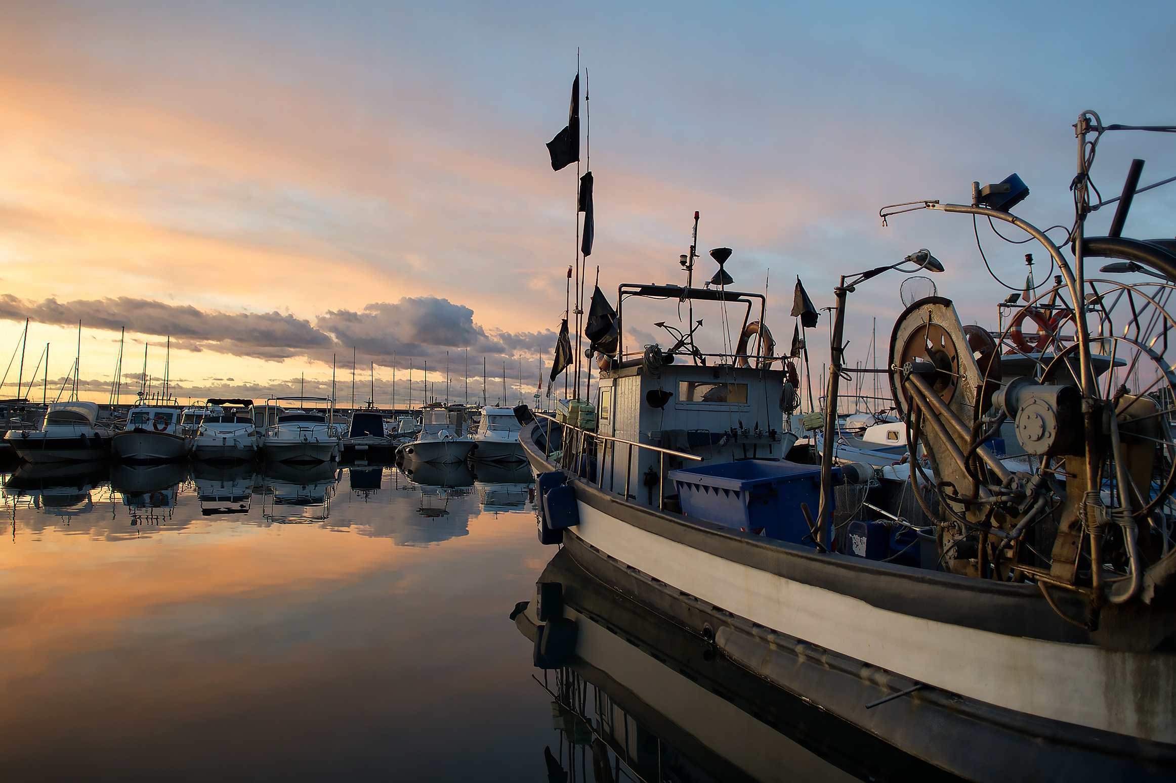 alba nel porto di andora