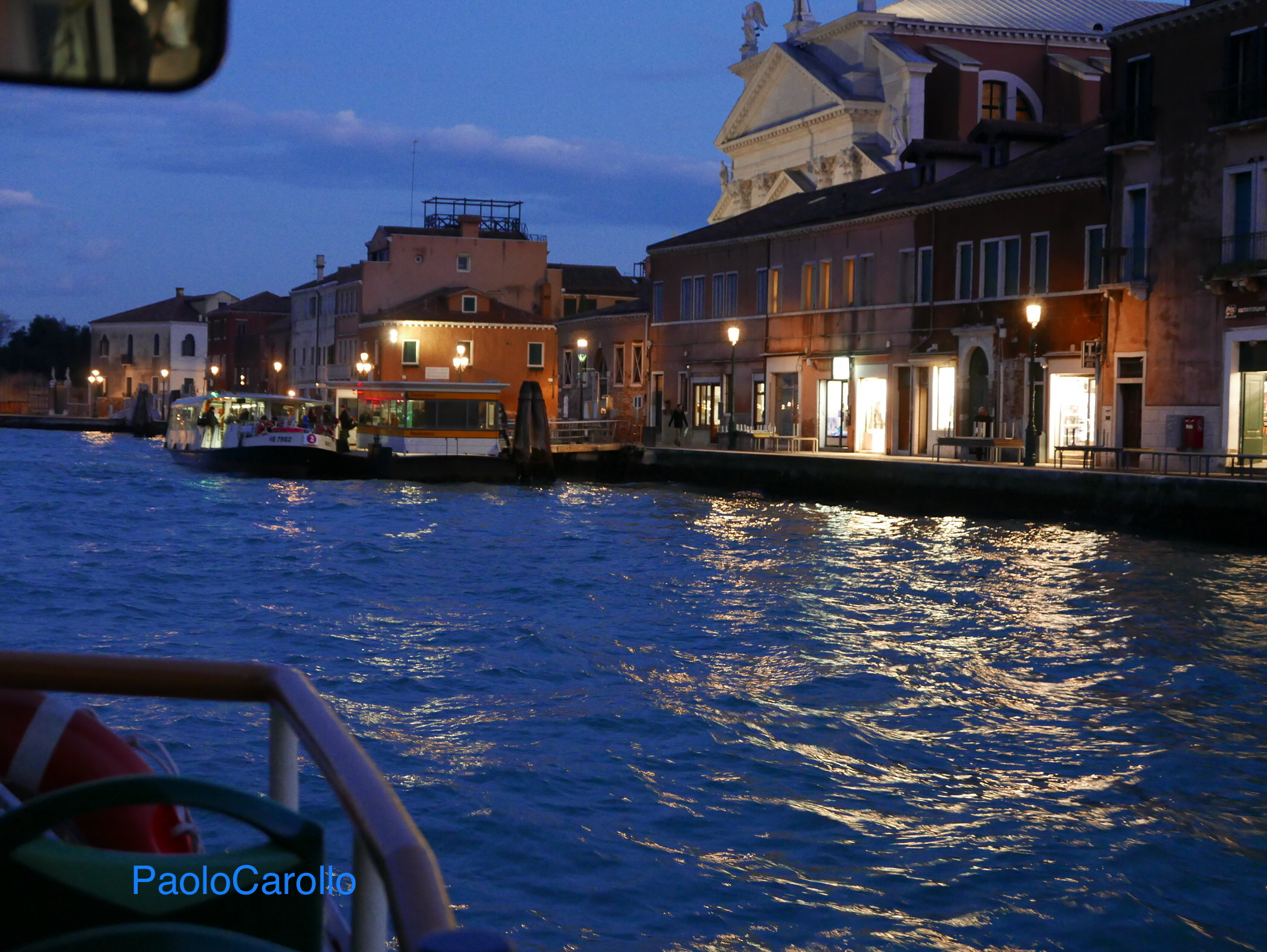In vaporetto  di sera ....