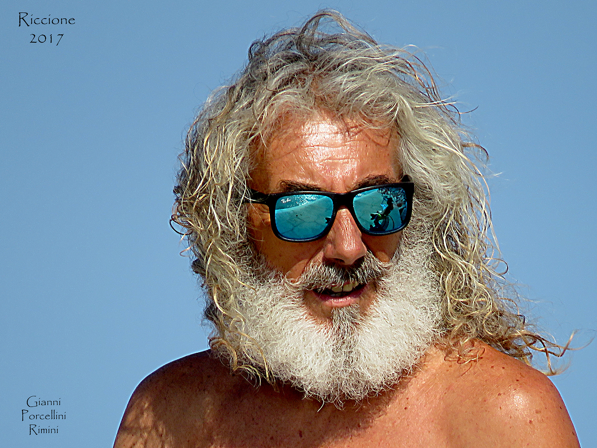 Ulisse in incognito sulla spiaggia di Riccione.
