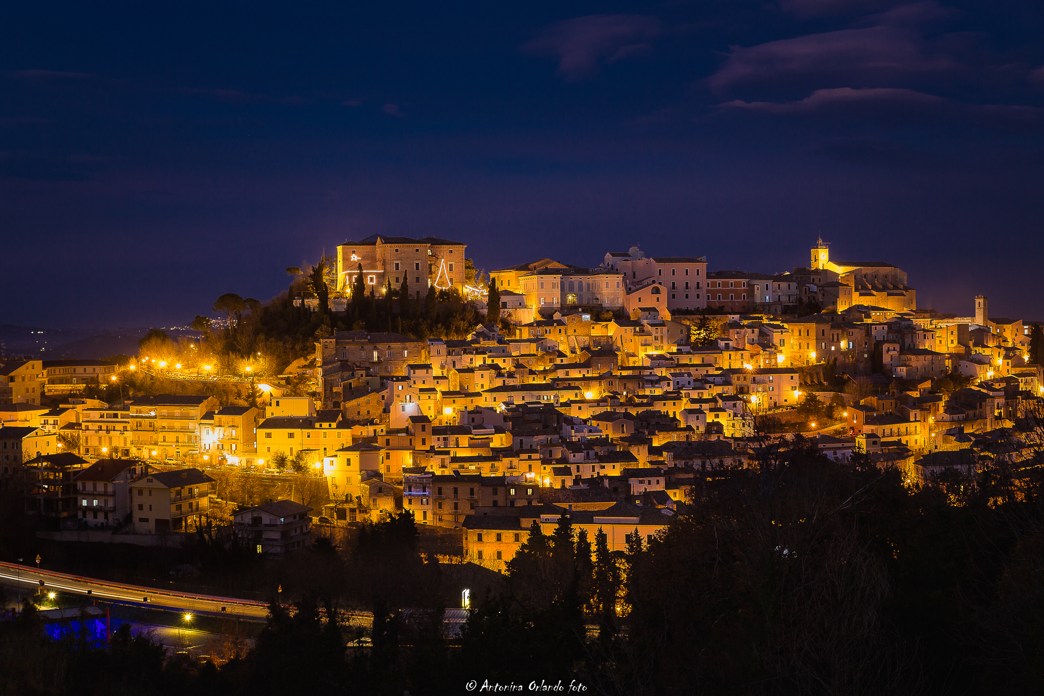 Il "presepe" naturale di Loreto Aprutino ora blu